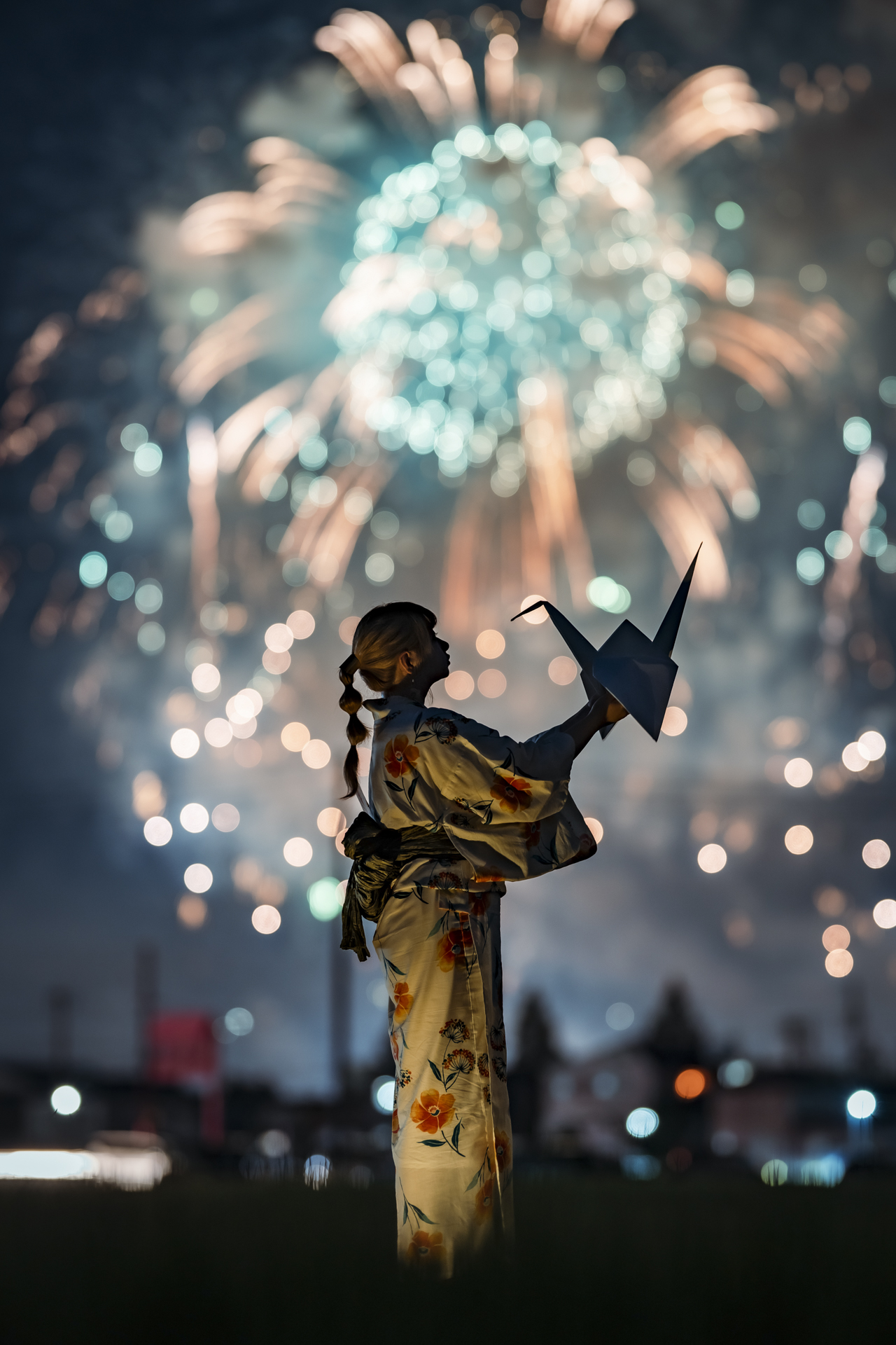 宇宙の星のように煌めく花火と、平和への祈りを意味する折り鶴。美しく大きくボケつつも背景のディテールが残り、その場の空気感ごと捉えてくれた<br><span class="fnt-85">Z 7 II／NIKKOR Z 135mm f/1.8 S Plena／マニュアル露出（0.4秒、F1.8）／ISO 250</span>