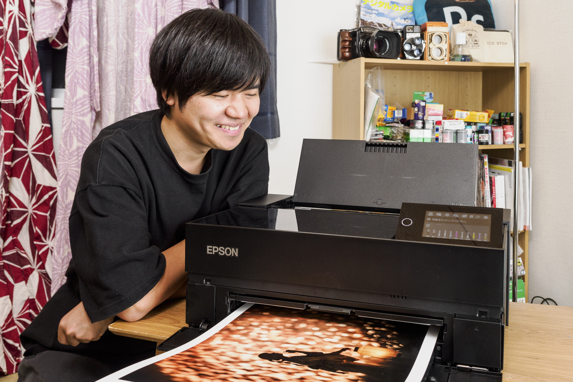 プリントの様子を興味深く楽しげに覗き込むKoichiさん。プリントが終わるまで飽きずに見続けていた。性能の面だけでなく四角くてスタイリッシュでトレーが格子で、部屋のインテリアにもなるとデザインも絶賛