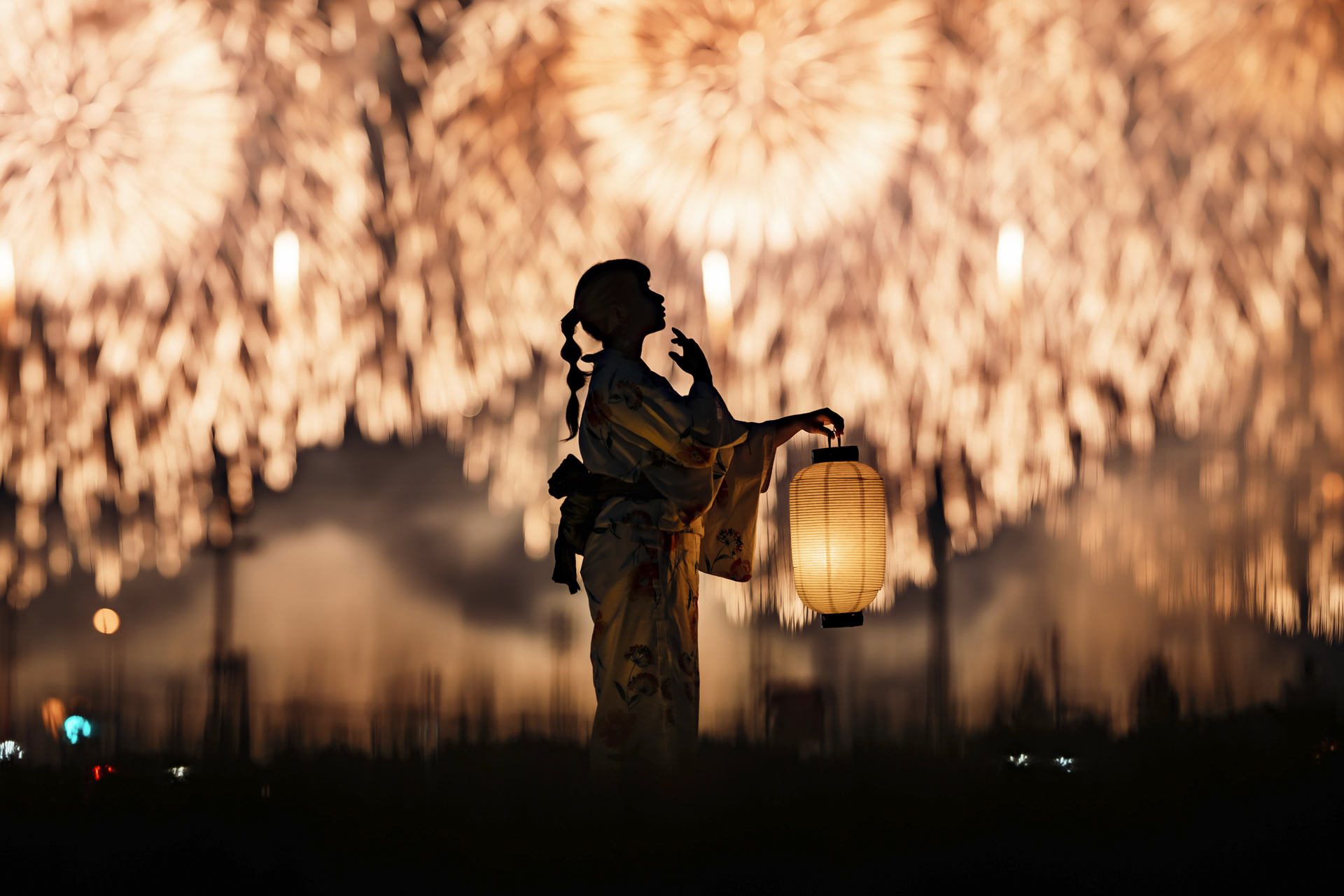 横並びに打ち上がる尺玉。強い破裂光にも関わらずフレアが出ず隅々まで美しく描写している。明暗差のあるシーンでシャドウとハイライトがバランス良く共存してくれた<br><span class="fnt-85">Z 7 II／NIKKOR Z 135mm f/1.8 S Plena／マニュアル露出（1/4秒、F1.8）／ISO 64</span>