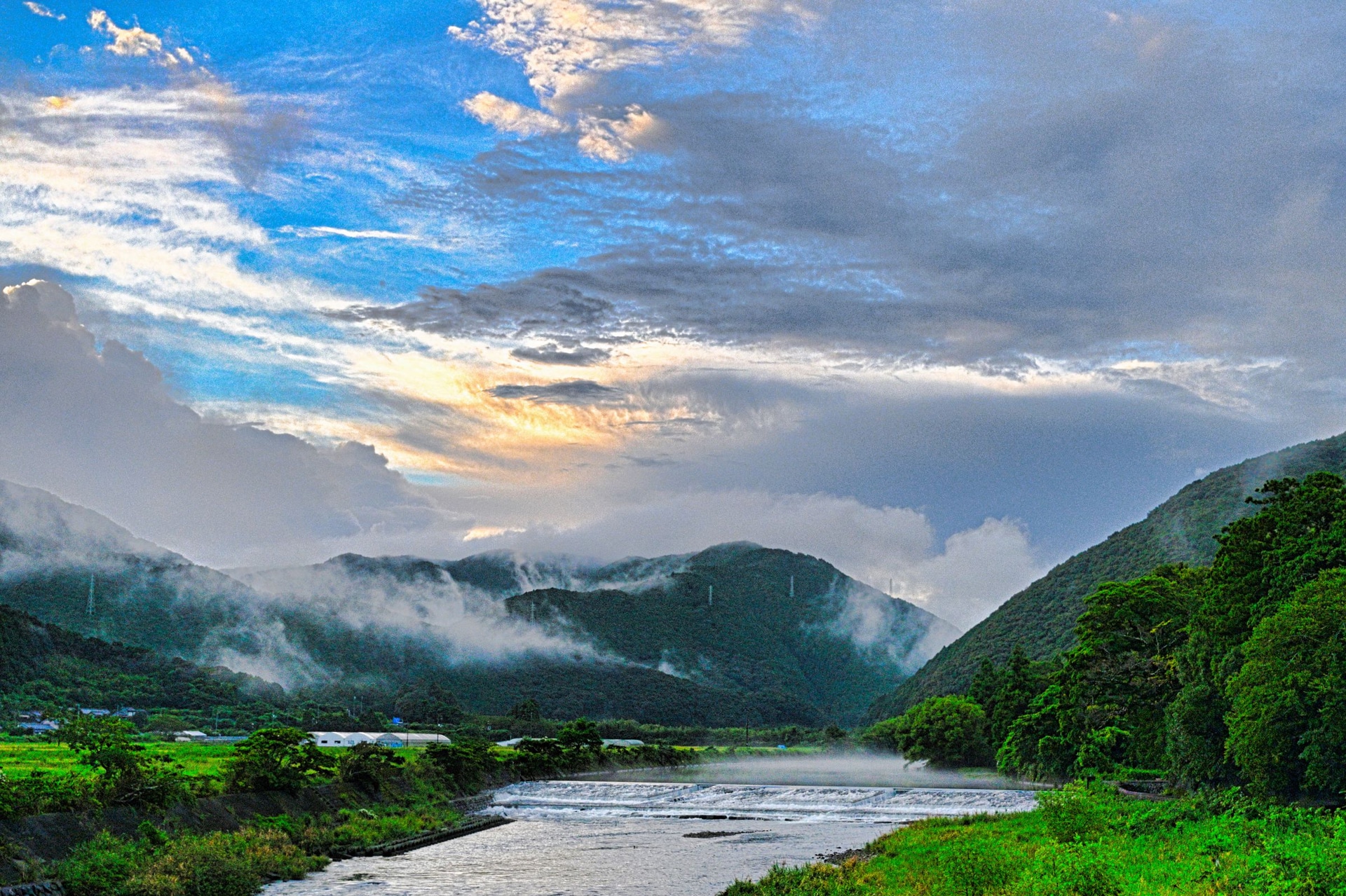 撮影：akame「雲の生まれる瞬間」<br><span class="fnt-85">Z 8／NIKKOR Z 24-70mm f/2.8 S</span>	https://ganref.jp/m/akame-sannan/portfolios/photo_detail/5219496