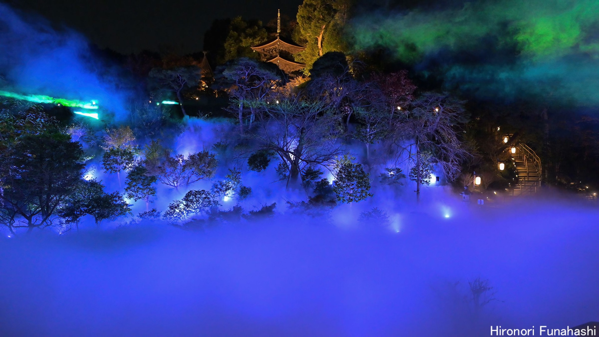 撮影：☆Hiroさん「東京雲海（ブルー）＋森のオーロラ」<br><span class="fnt-85">Z 8／NIKKOR Z 24-120mm f/4 S</span>	https://ganref.jp/m/milkywayf/portfolios/photo_detail/5281665