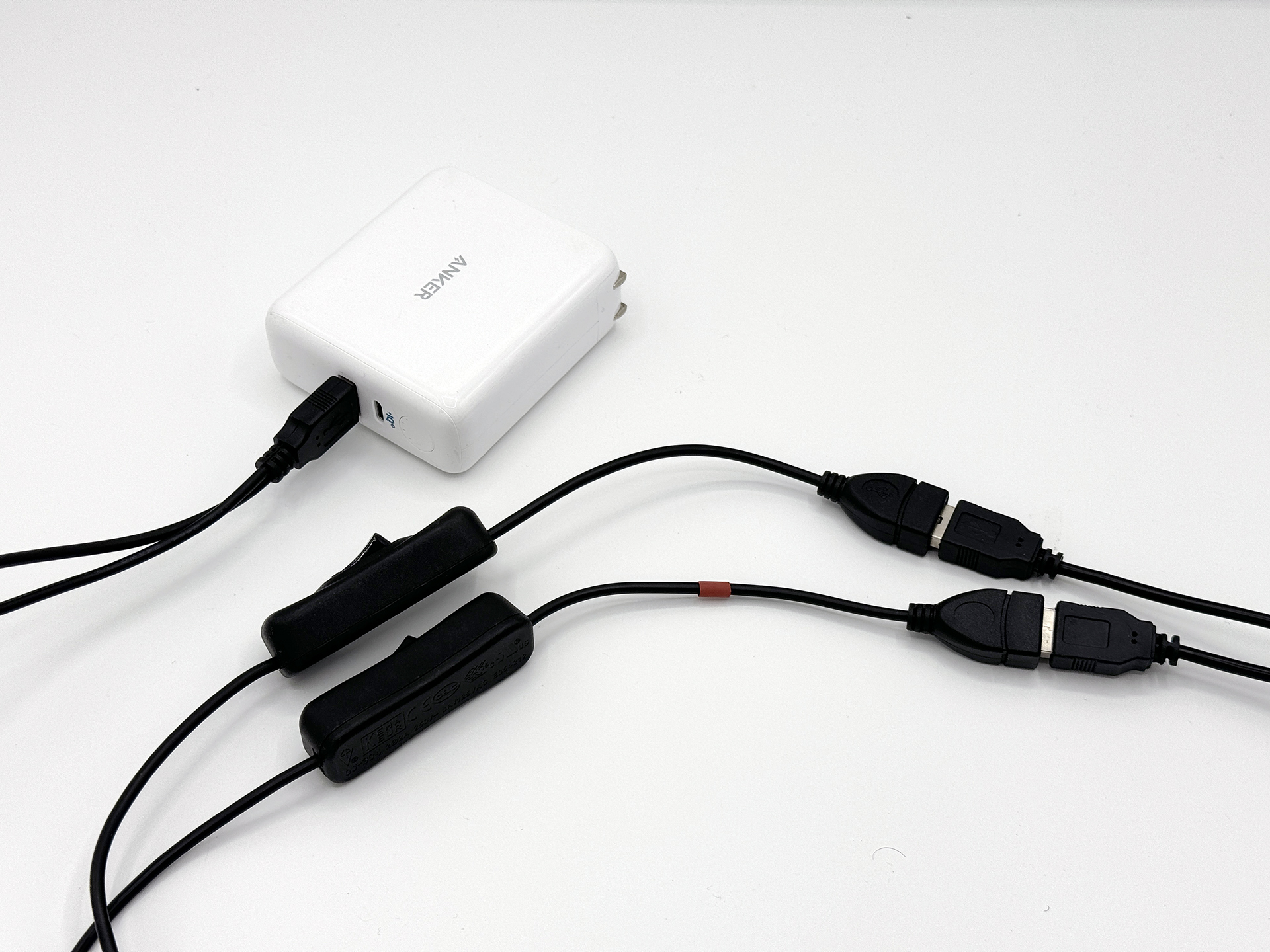 2分岐タイプのUSBスイッチを導入することで、LEDライトのオン/オフがスイッチで可能となるほか、使用USBポート数も1ポートに減らせるのでオススメです