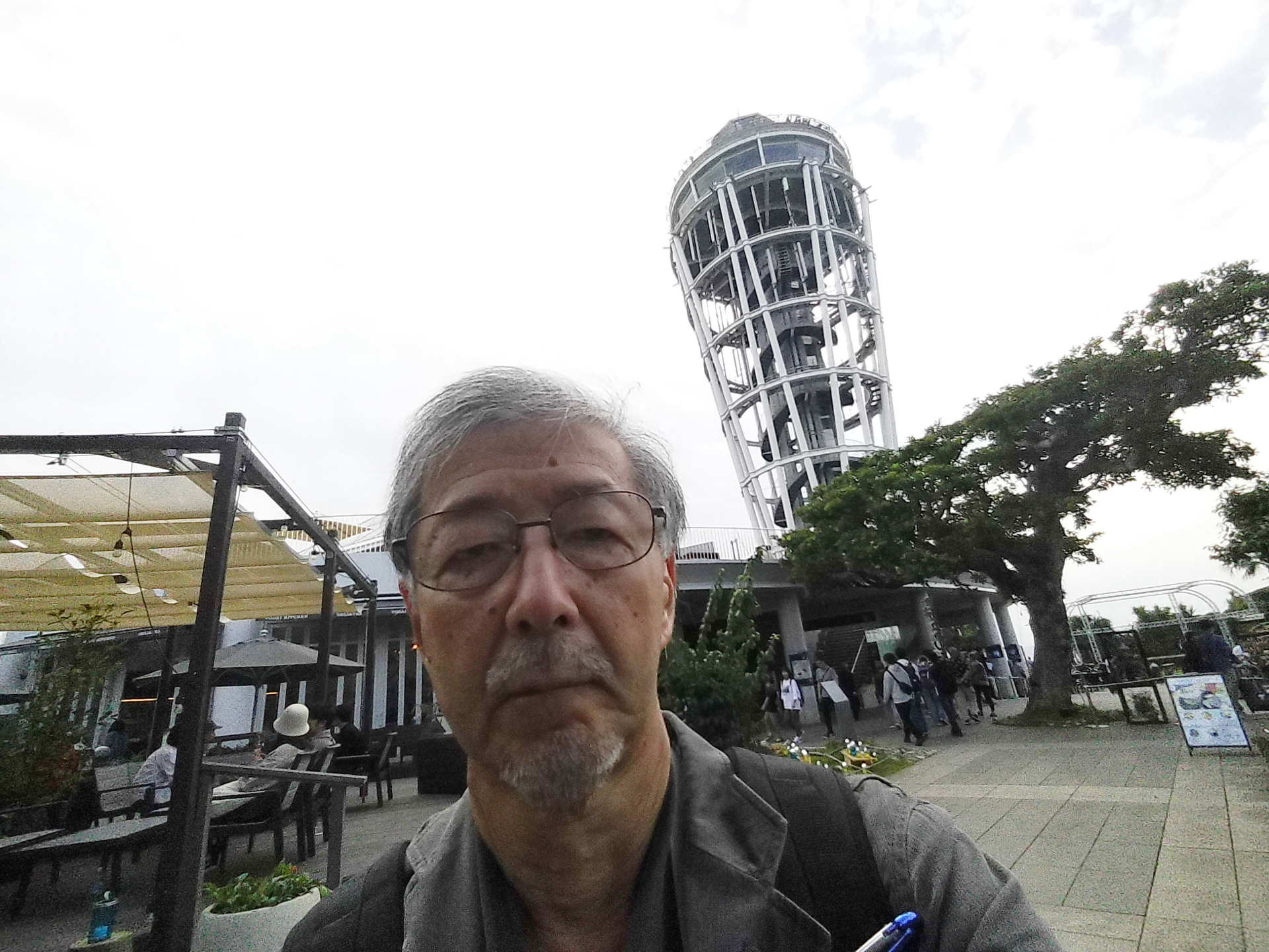 自撮りなどでこのように空が背景になることが多い。この写真では+1EVの露出補正をかけているが、露出補正はもっとやりやすくしてもらいたい。<br>INSTAX Pal／（1/900秒・F2.2・+1EV）