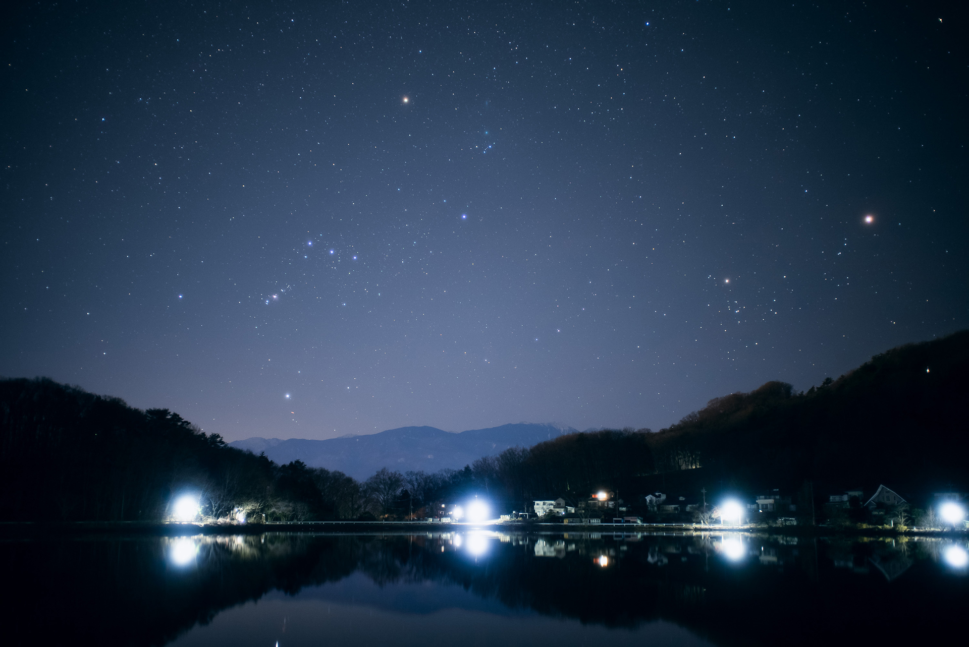 1月の深夜、西に傾くオリオン座とおうし座。静止画では全体的にシャープさを求めたいのでF2としたが他のレンズで同様の周辺像を求めるとF2.8となってしまうので、１段分メリットがある。最周辺部に明るい星、光源がなければ開放でも十分だ。この写真では右下に街灯が入ってしまうのでF2としたのだ<br>Z 7/ LAOWA Argus FF II 35mm F0.95／マニュアル露出（4秒・F2・±0EV）／ISO 4000／サイトロンジャパンスターエンハンサー使用