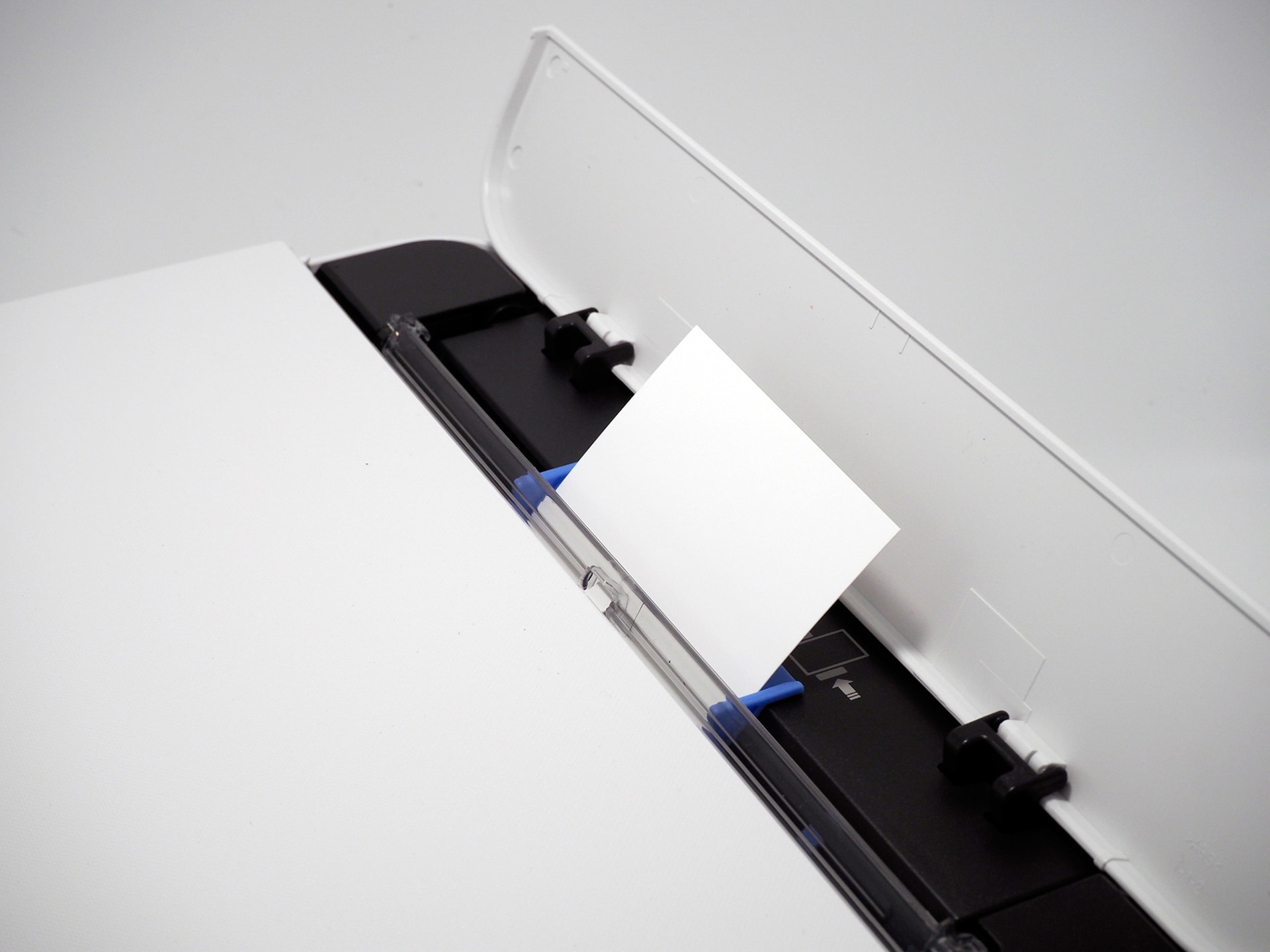 背面は1枚手差しでの給紙に対応する