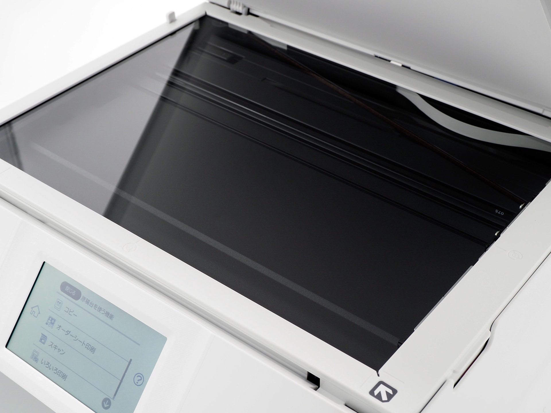 CIS方式のフラットベッドスキャナを搭載。原稿台を開くと、画面に「原稿台を使う機能」が表示されてすぐに利用できる状態になる