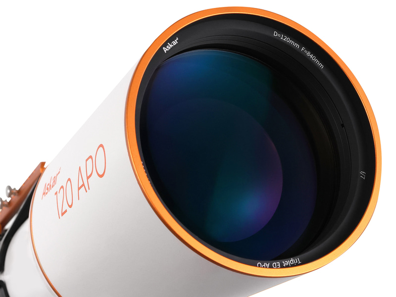 鏡筒分割式を採用した天体望遠鏡。フルサイズセンサー搭載のカメラや