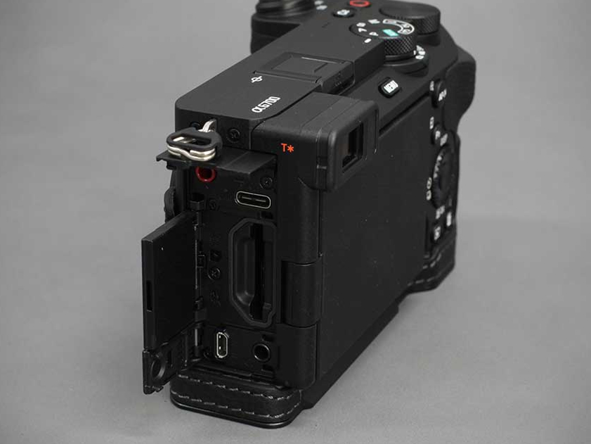 背面モニターの可動や、ケーブル接続にも対応