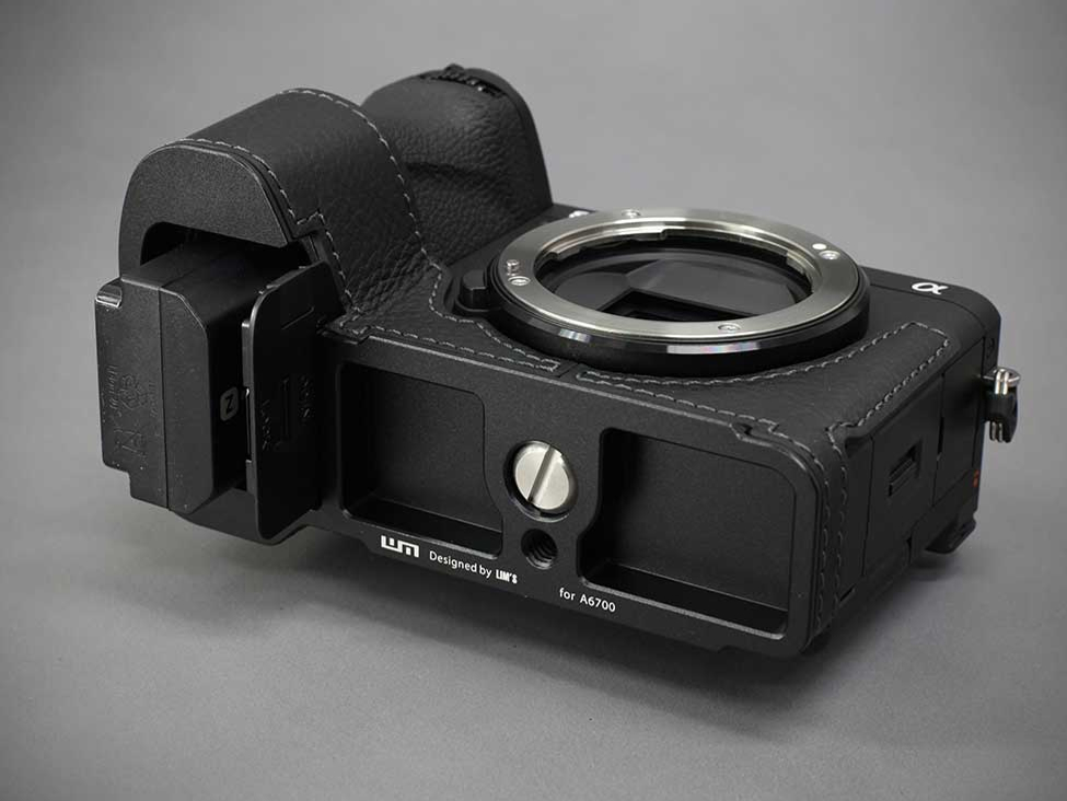 バッテリー交換もケースを付けたまま可能