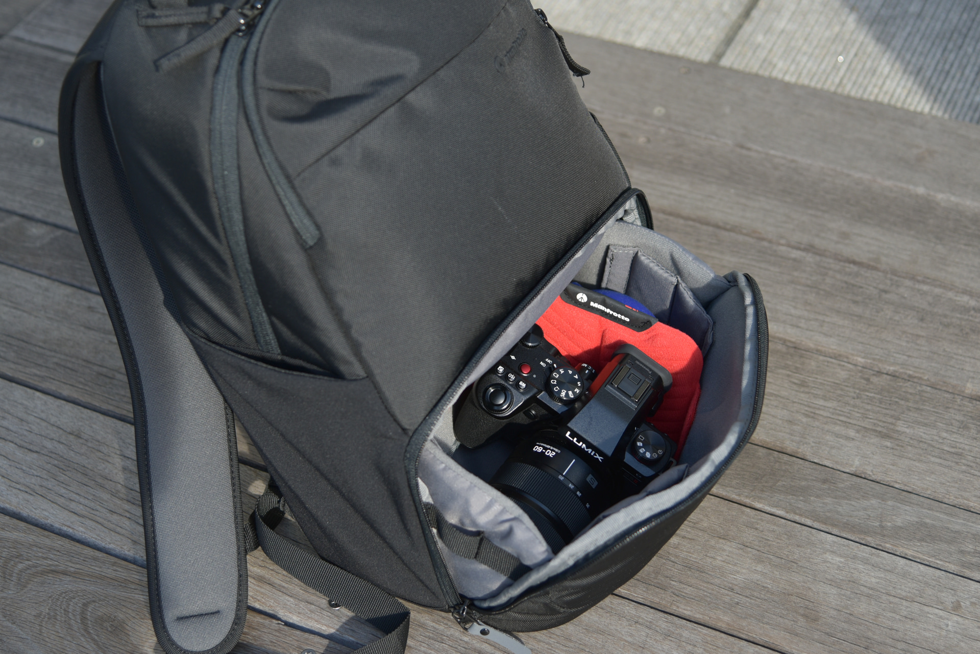 カメラ収納部は前面から引き出す方式。LUMIX S5II＋LUMIX S 20-60mm F3.5-5.6の組み合わせはすっぽり余裕で入ります