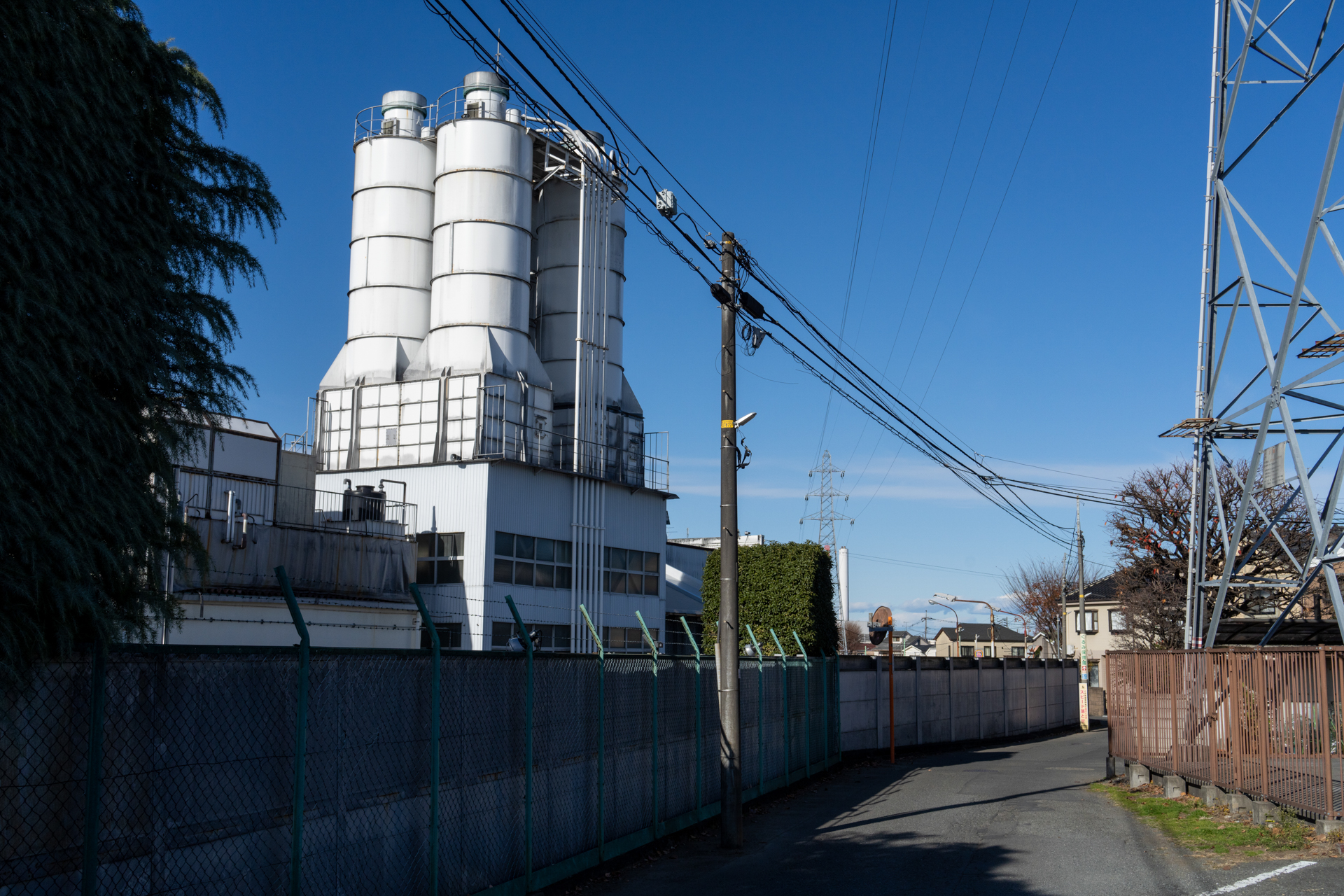 明暗差の大きな冬の晴れた日です。シャドーからハイエストライトまでの丁寧な描き方に好感が持てます。風景撮影では安心の高解像度なんだろうなと思います<br>α7CR／Sonnar T* FE 35mm F2.8 ZA／プログラムAE（F10・1/1,250秒・-0.3EV）／ISO 400