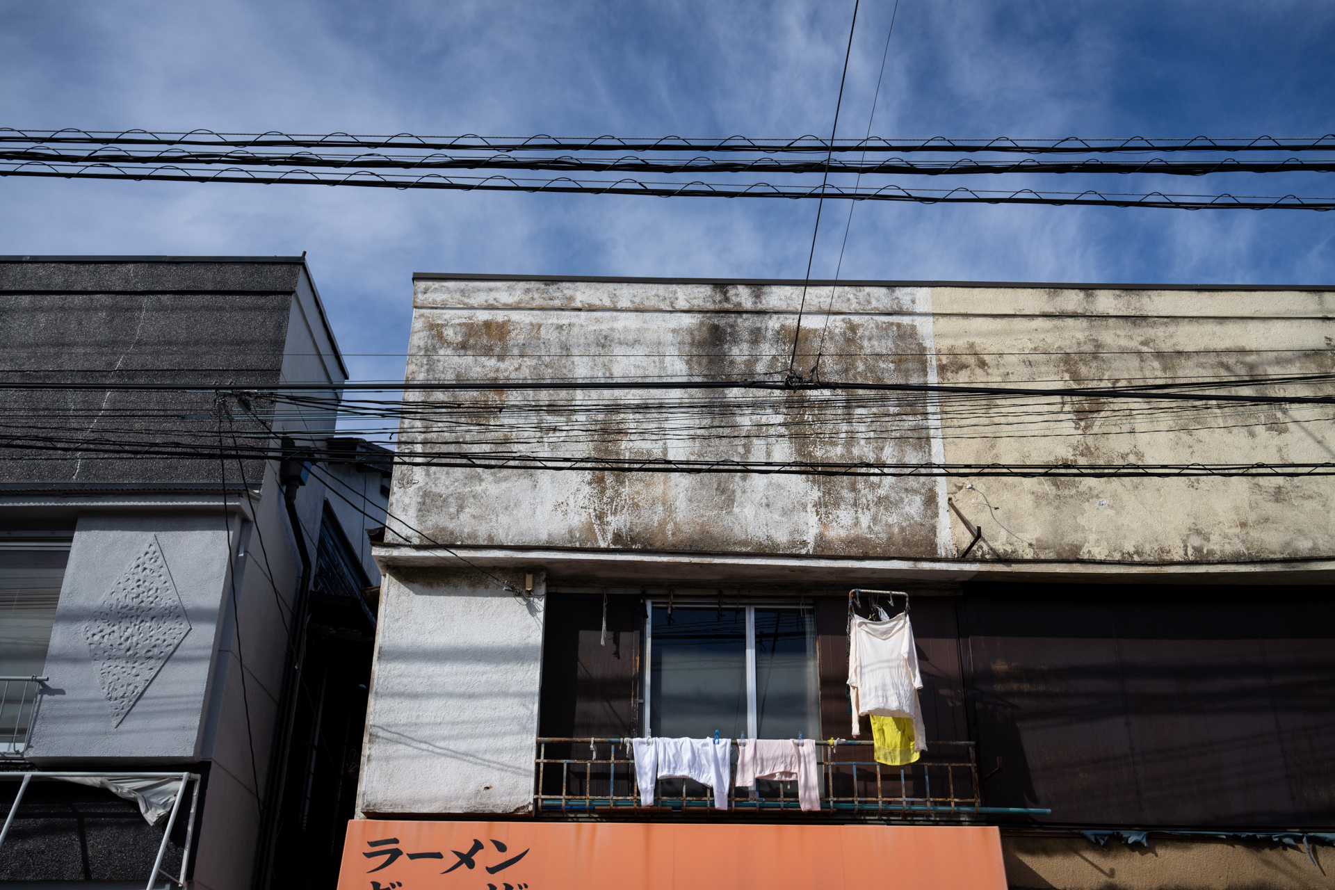 年季の入った壁。ディテールの再現が楽しみなのも高画素機の魅力ではありますが、少し引いたカットも落ち着いて見ていられる印象です<br>α7CR／Sonnar T* FE 35mm F2.8 ZA／絞り優先AE（F8・1/1,600秒・±0EV）／ISO 400