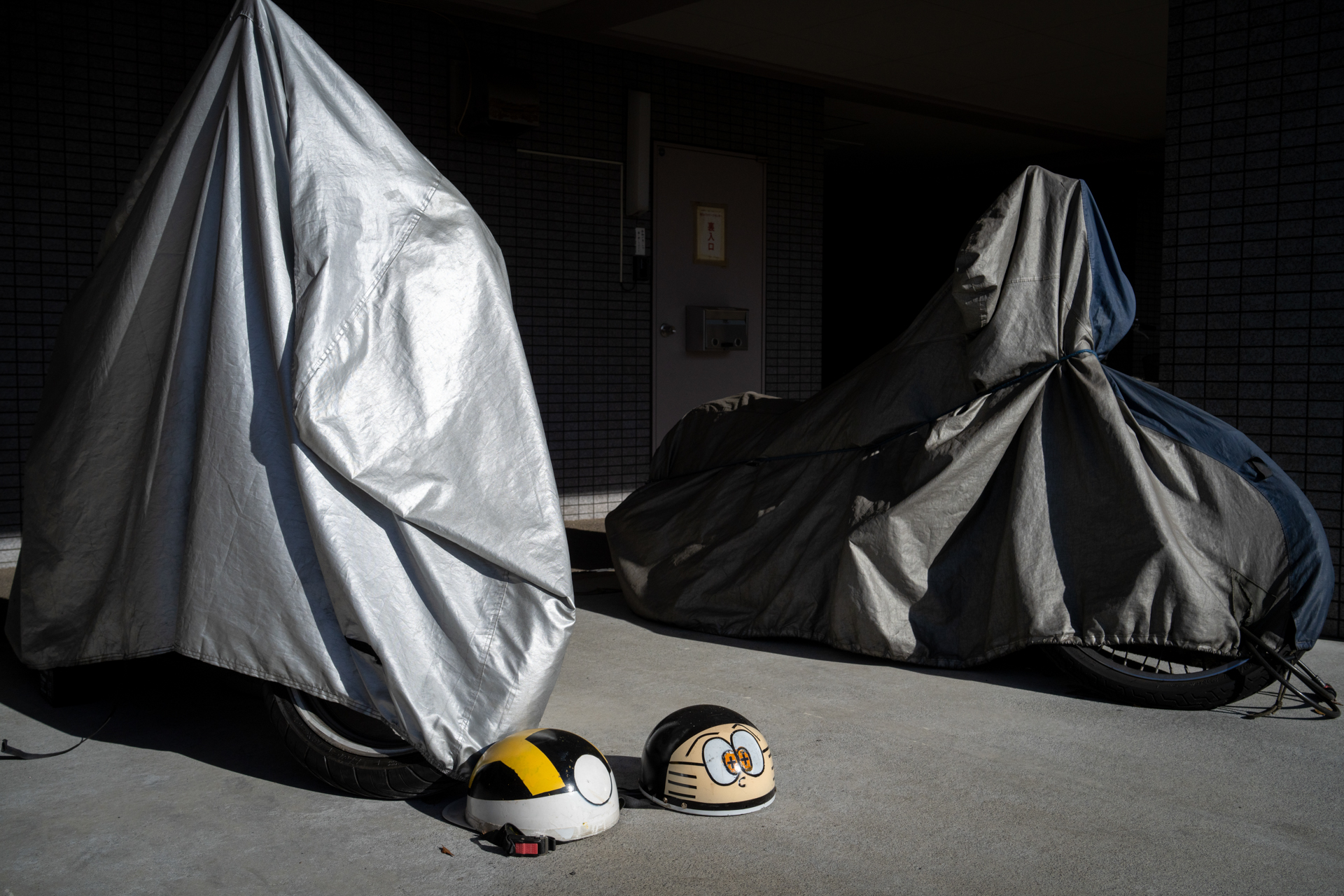 この条件も明暗差が大きいですが、階調が広く、問題のない再現性に驚きます。ヘルメットのディテールもよく描写されています<br>α7CR／Sonnar T* FE 35mm F2.8 ZA／絞り優先AE（F9・1/2,500秒・-1.3EV）／ISO 400