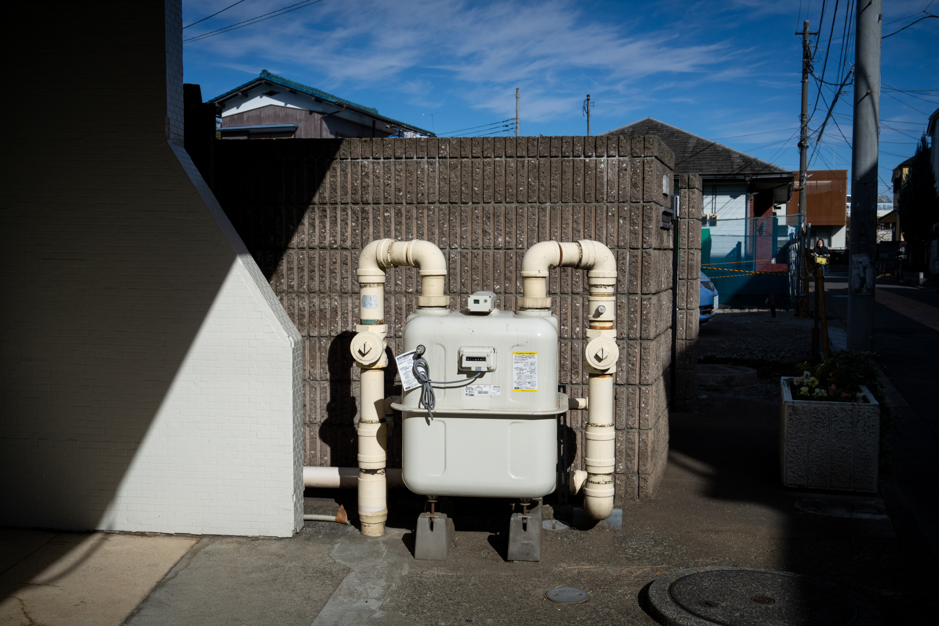 カニのようなものがいるように見えたので、近寄ってよく見たらガスメーターでした。拡大するとメーターの数字が読み取れます。だからどうしたの世界ですけど<br>α7CR／Sonnar T* FE 35mm F2.8 ZA／絞り優先AE（F8・1/4,000秒・-1EV）／ISO 400