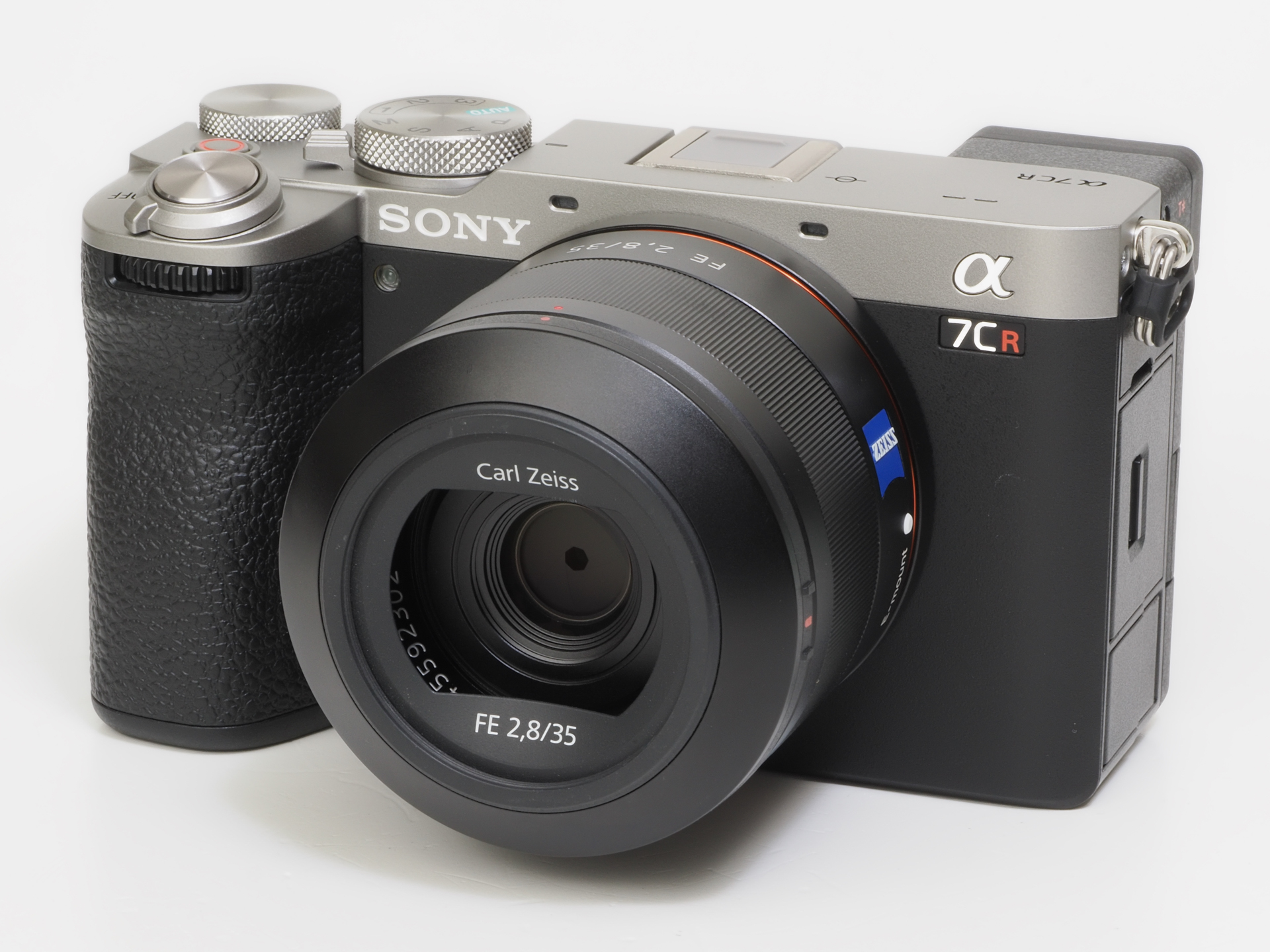 シルバーのα7CR。勉強ができそうな端正な顔立ちをしていますね。小さい単焦点レンズが似合うのはとても良いことです