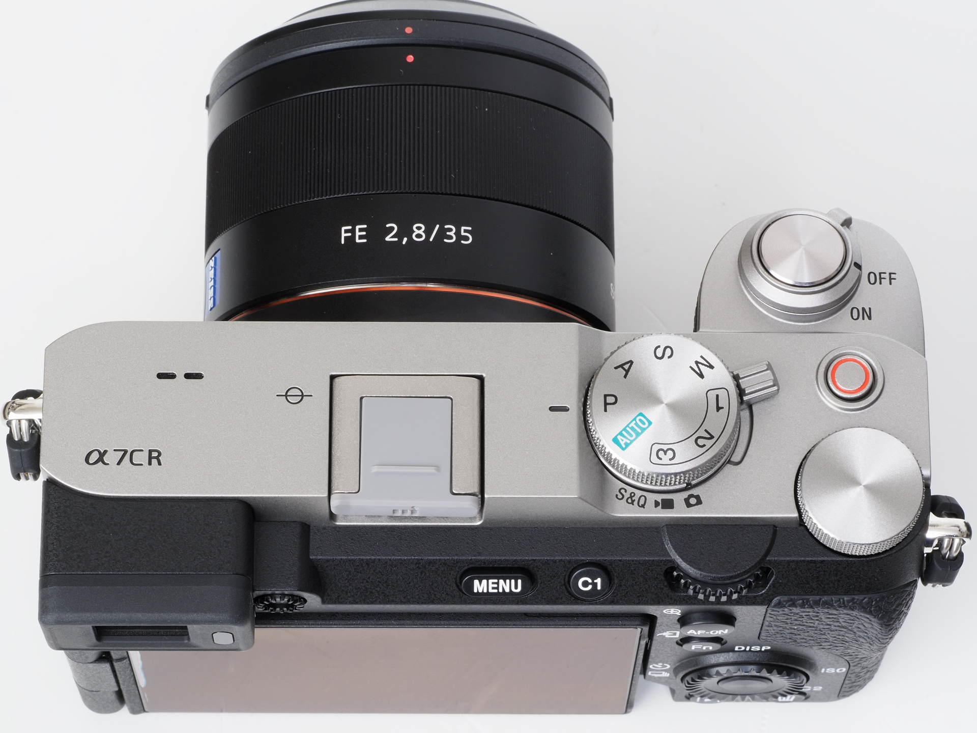 カメラの上部がフラットというだけで評価を4点上げてしまう筆者なのです。セーム革で拭き上げたくなるような感じです。次の機種ではもっと凹凸を少なくお願いします