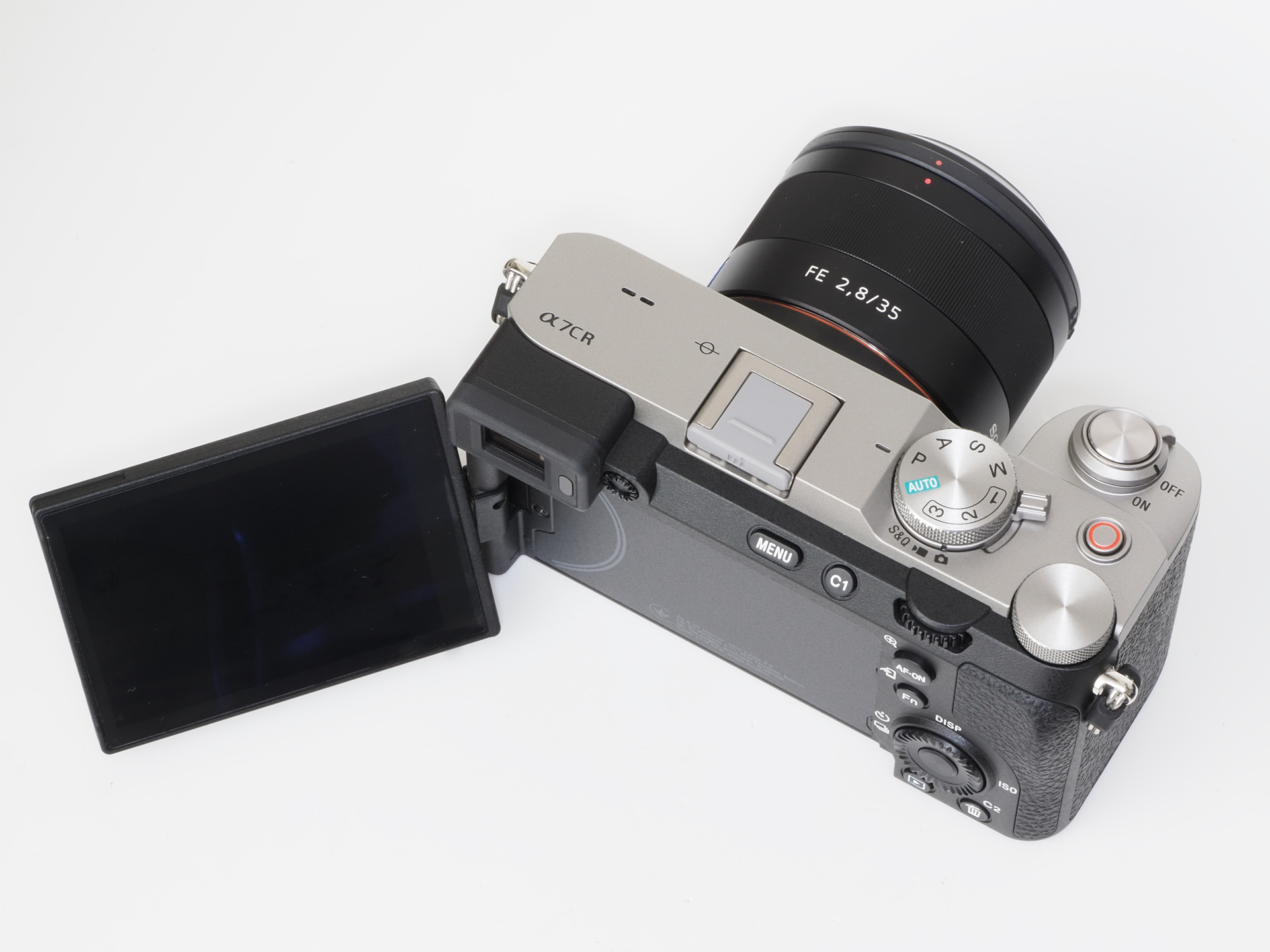 バリアングル式のLCDを嫌う人がいますが、本機の水準器は大きくて見やすく水平が出しやすいので、さほど不満はありません