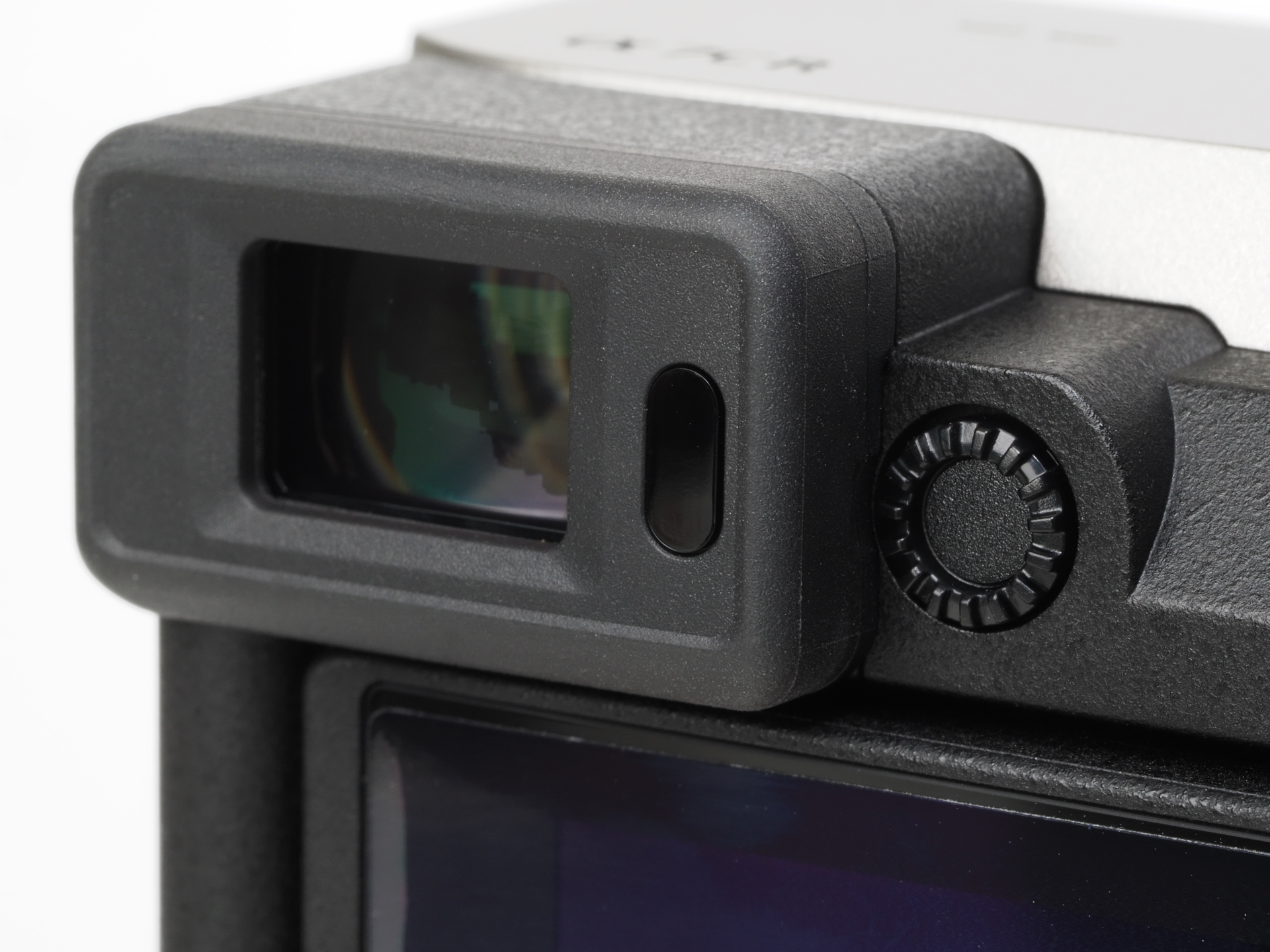 ファインダー倍率は0.7倍と実用には問題ない大きさです。もちろんさらなる大きさの向上には努めていただきたいですが、カメラ上部を盛り上げるのはヤメてください