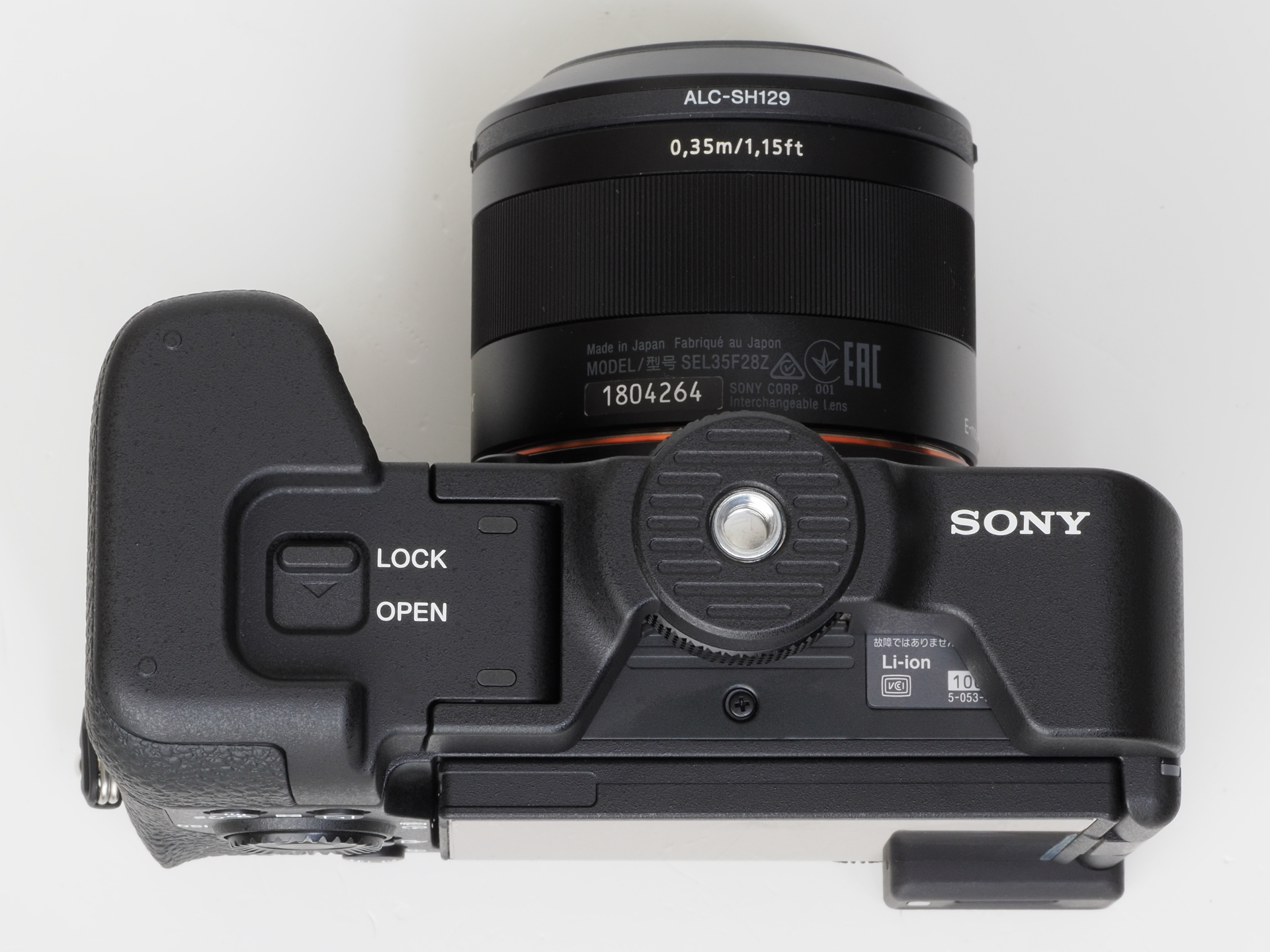 GP-X2をつけても下部は平たくカメラの座りがいいようになっています。ロックネジの下には三脚穴がありますから、雲台につける時にグリップを外す必要はありません