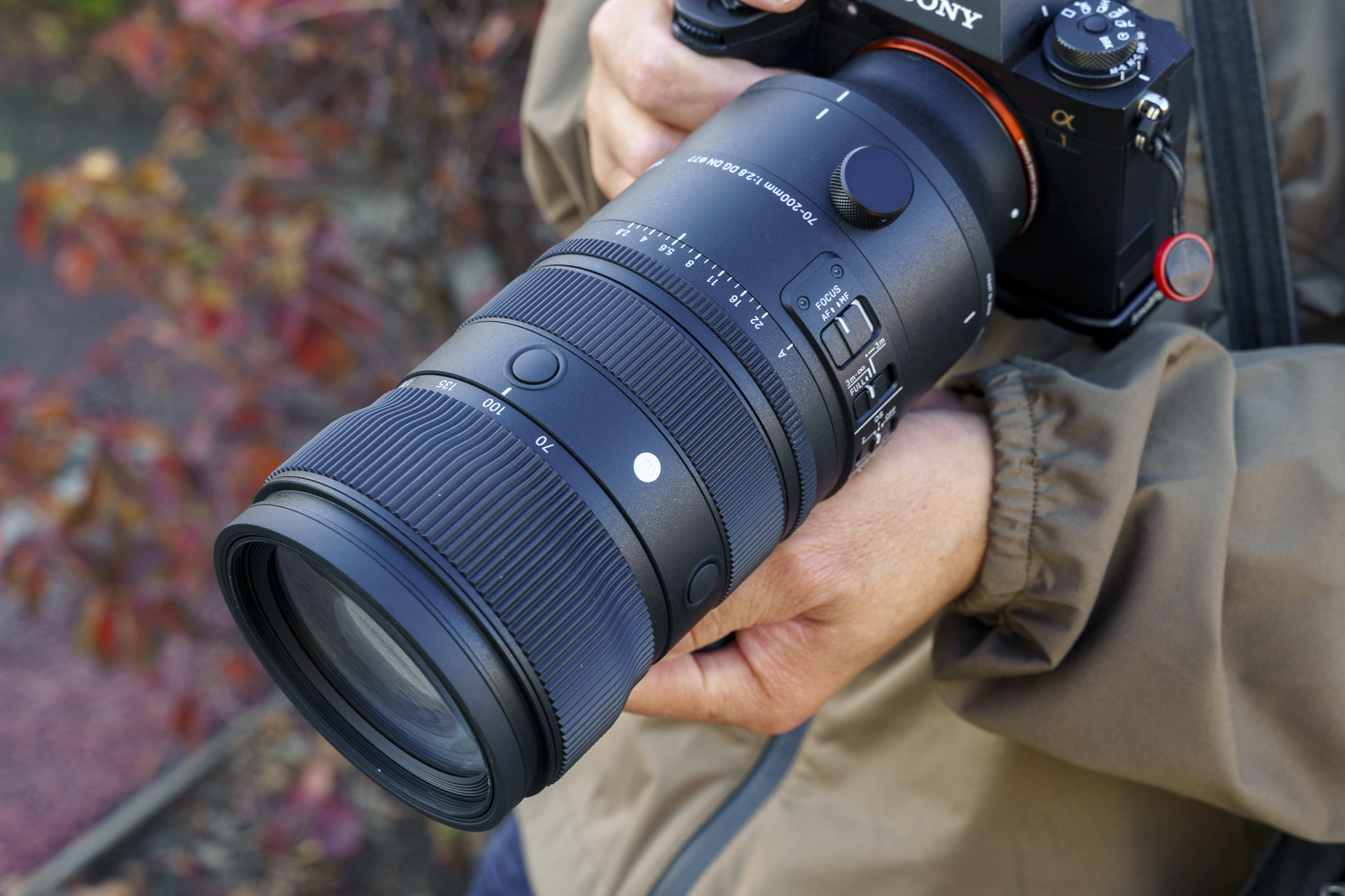 70-200mm F2.8クラスとして考えるとかなり小型で軽量。ミラーレスカメラにも合うサイズ感だ