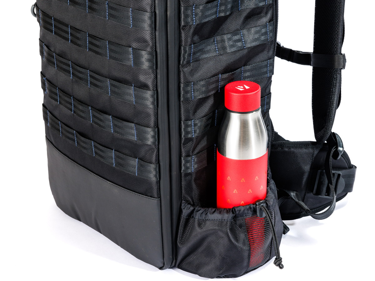 三脚を取り付けない場合は500mlペットボトルが2本収納可能