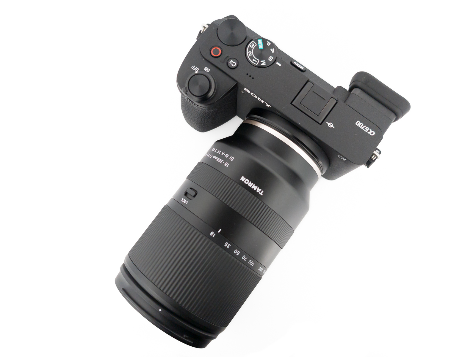 さすがに大きいのですが、18～300mmをカバーしていると考えれば許容範囲。仕事の用途をこれ1本でカバーしてくれます