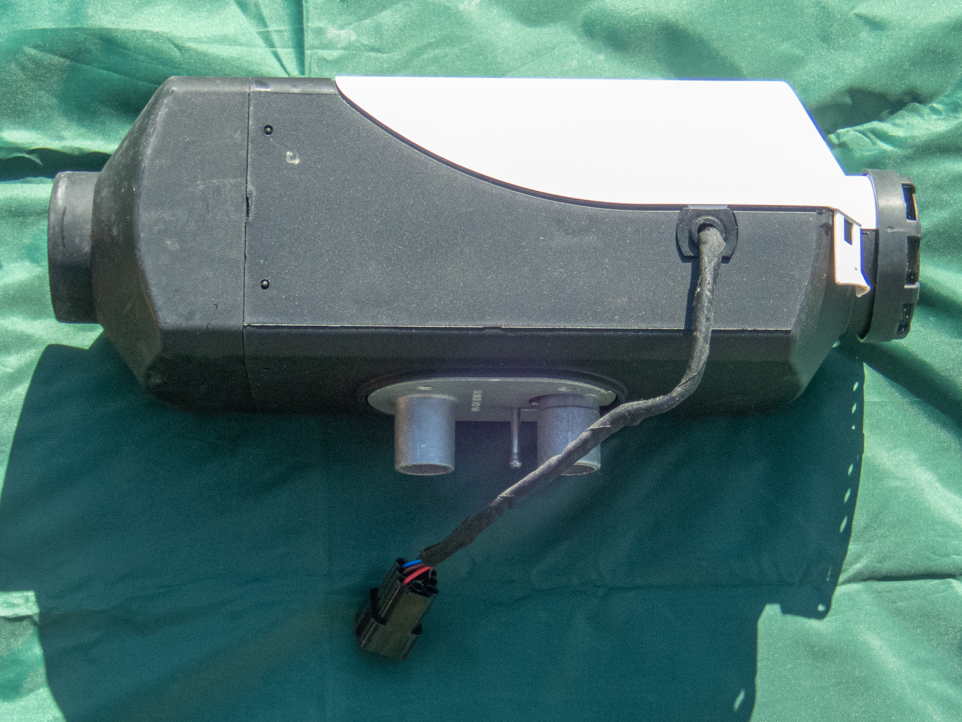 本体はこんな感じ。右から出ているケーブルは配線用。電源、コントローラー、燃料ポンプを接続する