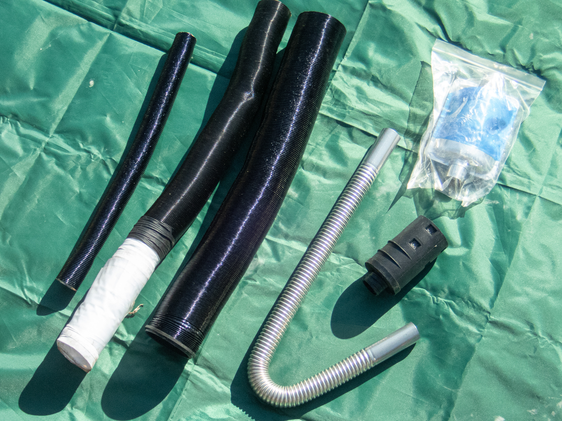 吸排気パイプ類、コントローラー、燃料系統など、わらわらとたくさん入っている。エブリイへの取り付けは付属の吸排気パイプ類で足りた