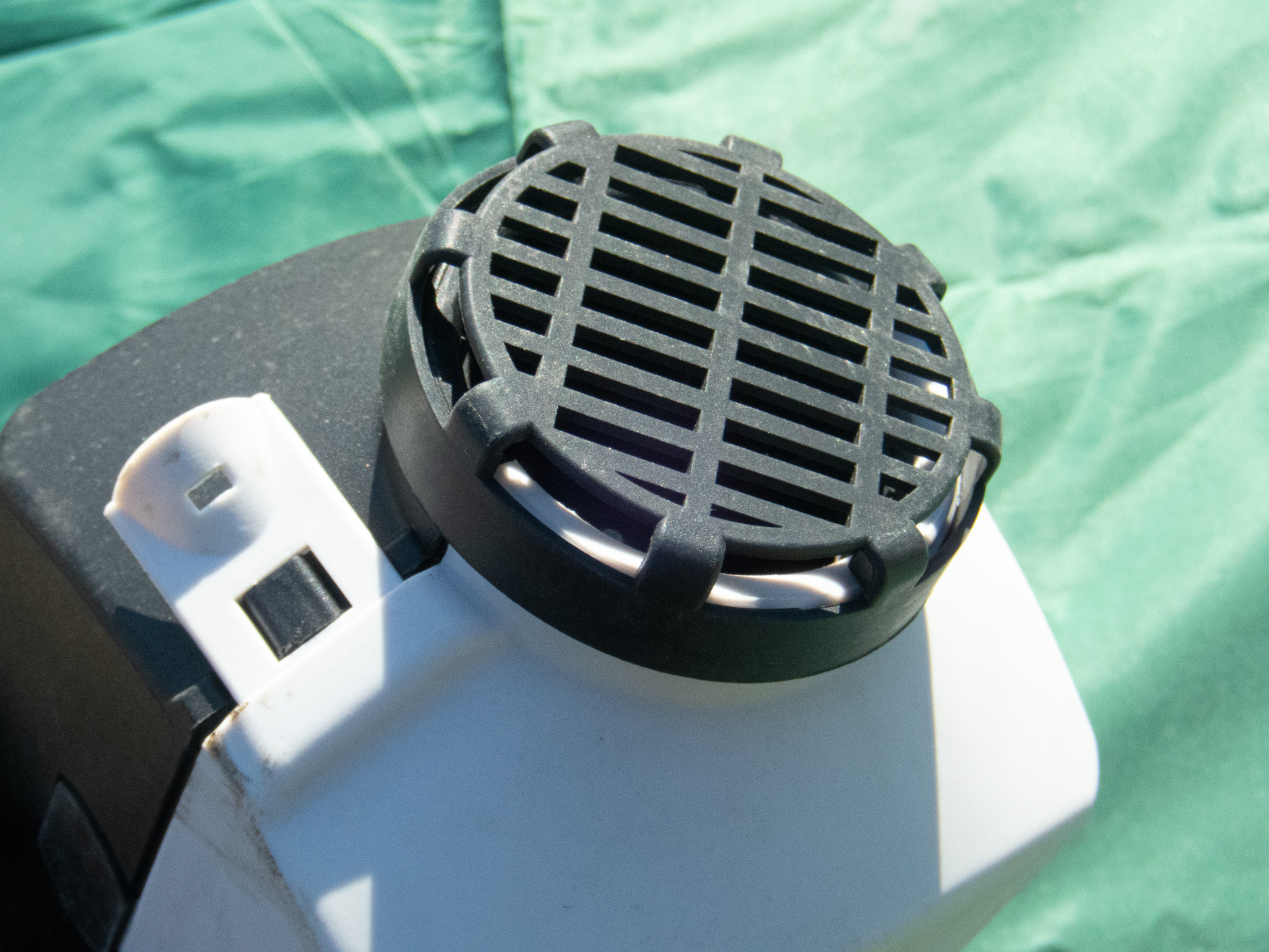 暖気用吸気口。本体前後方向に吸排気口がある。この直後に送風用のファンが入っている