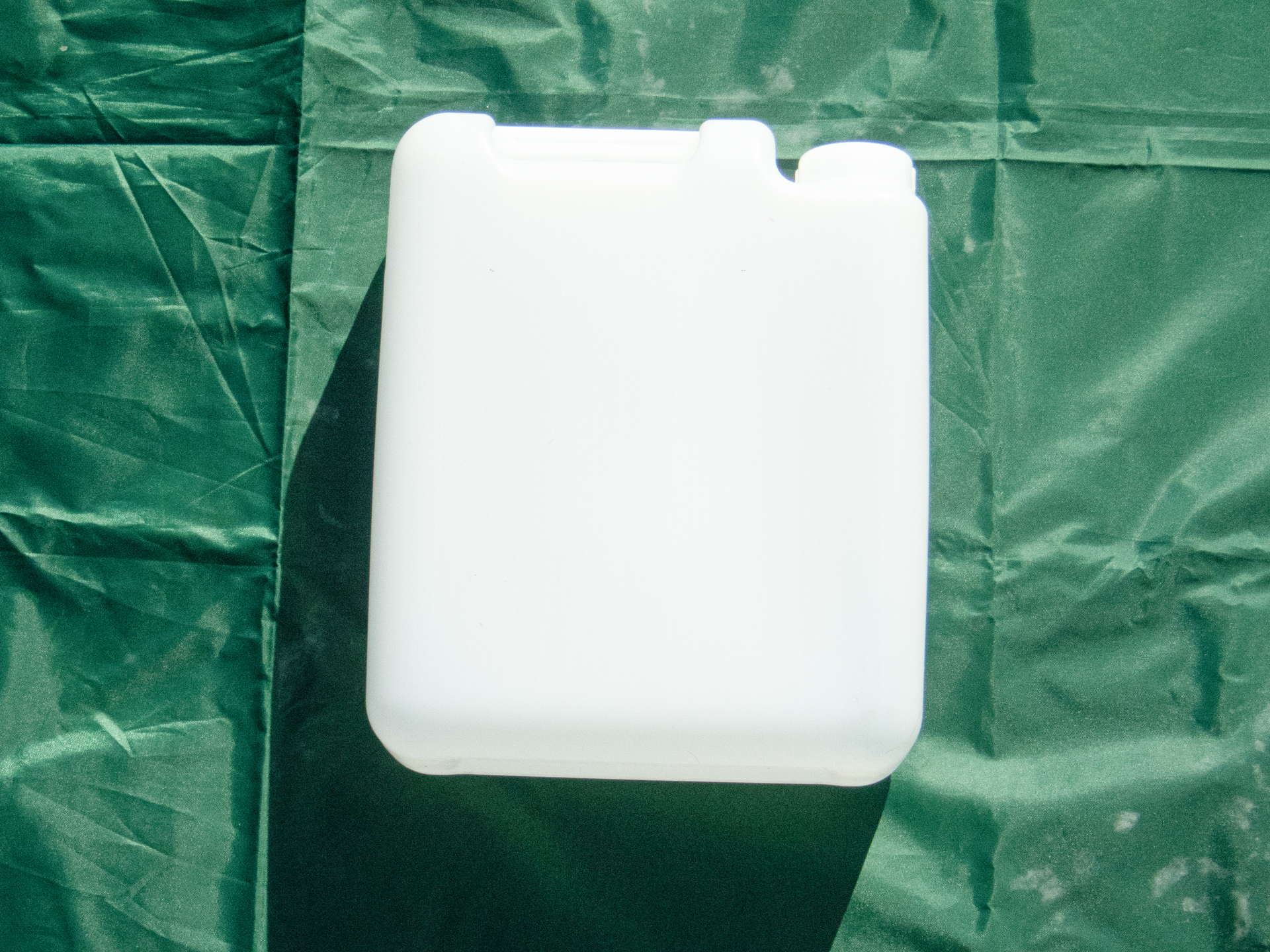 ヒーターに付属していたものは大きすぎるため、小さなものを購入。燃料消費率も明示されていないので確実ではないが、おおよそ1時間に200cc前後の消費なので、この4Lタンクで20時間近く運用できることになる