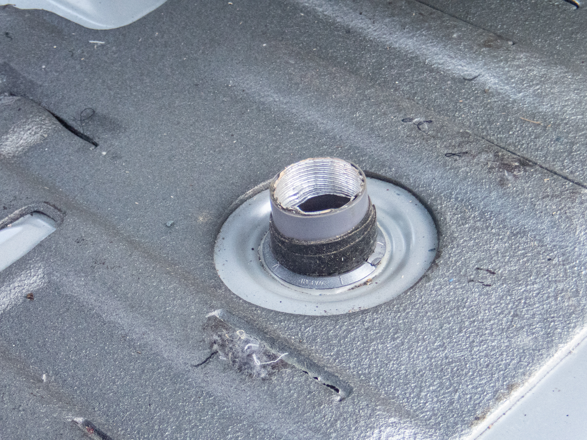 右側のサービスホールを通して温風用の配管を引き込んである。