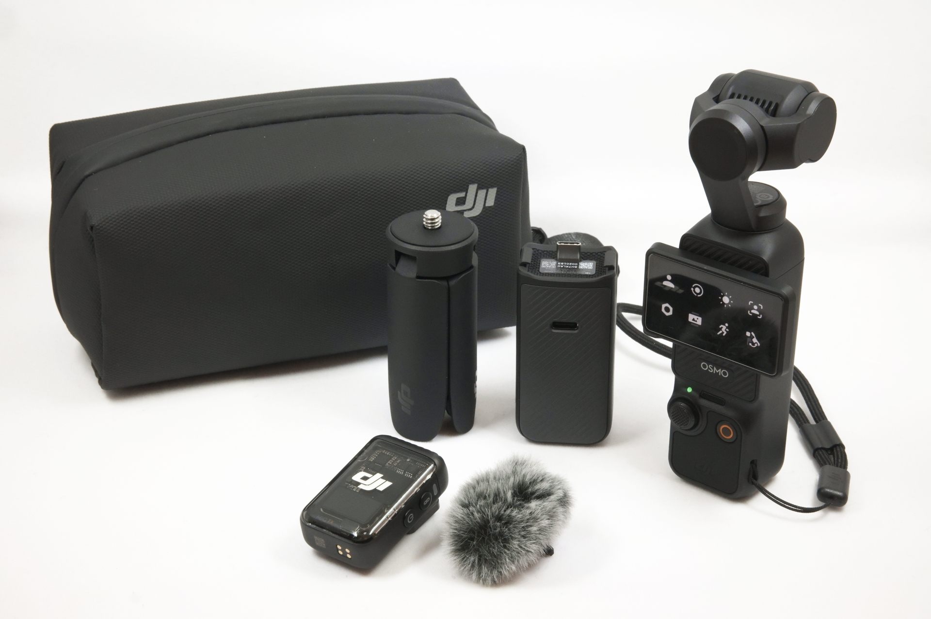 クリエイターコンボには本体のほか、DJI Mic 2、ウィンドマフ、バッテリーハンドル、ミニ三脚、広角レンズ、キャリーバッグなどがセットとなる