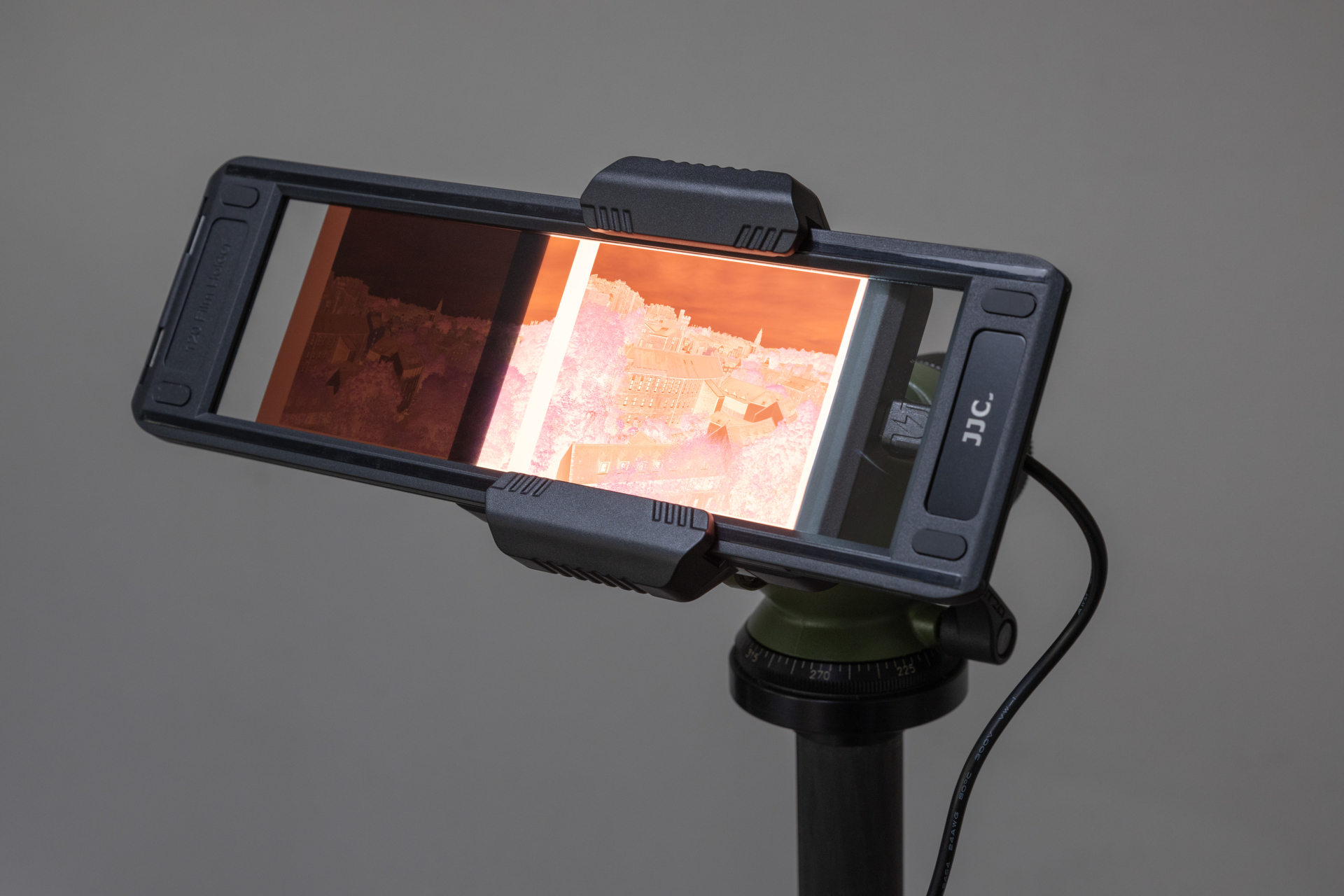 LEDライトの裏面には三脚穴が備わっており、単体で取り付けてデジタイズしやすくすることもできます