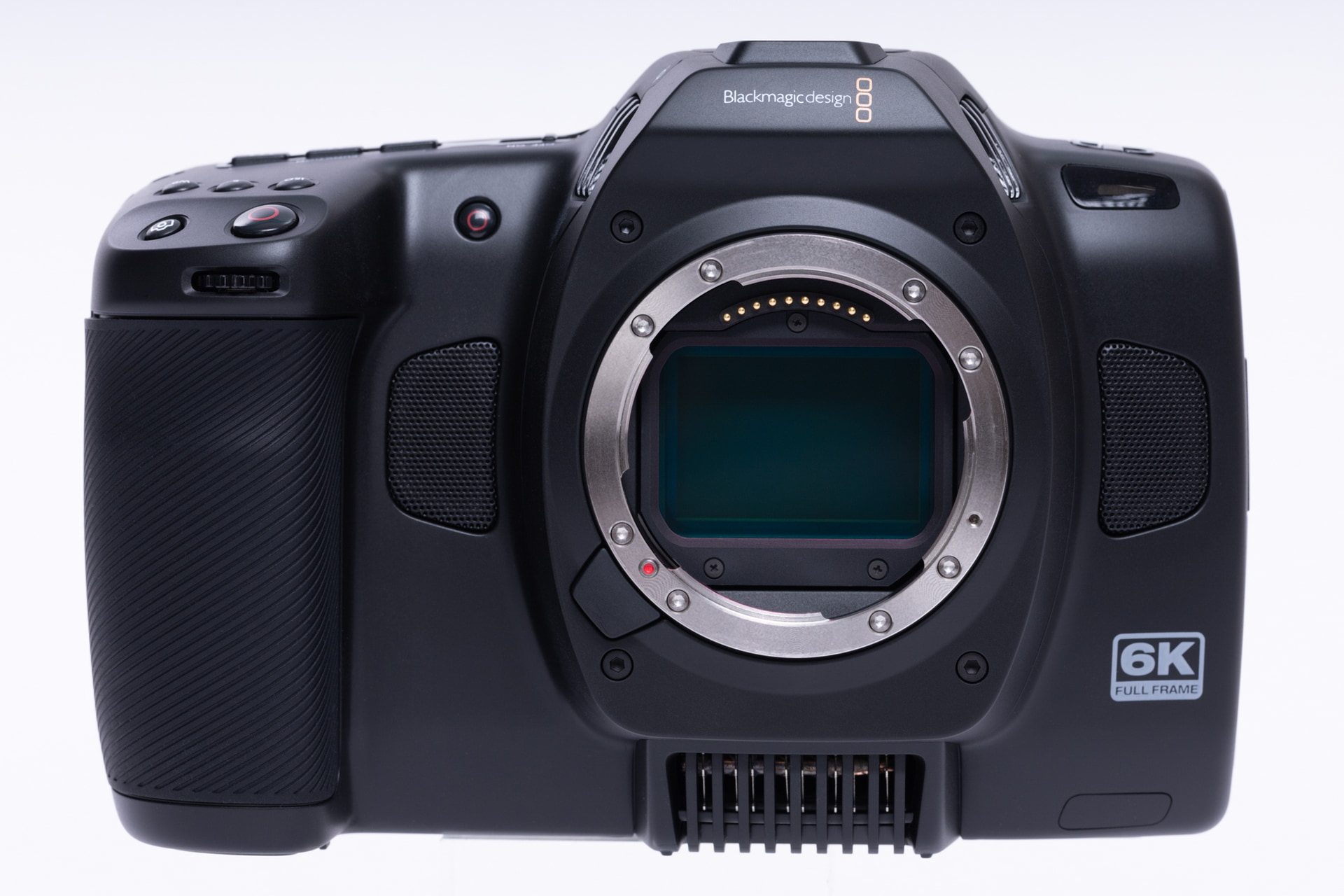 「Blackmagic Cinema Camera 6K」は直販価格で税込41万9,800円。これにはビデオ編集ソフトウェア「DaVinci Resolve Studio」（単体価格：4万7,980円）のライセンスももれなく付属している