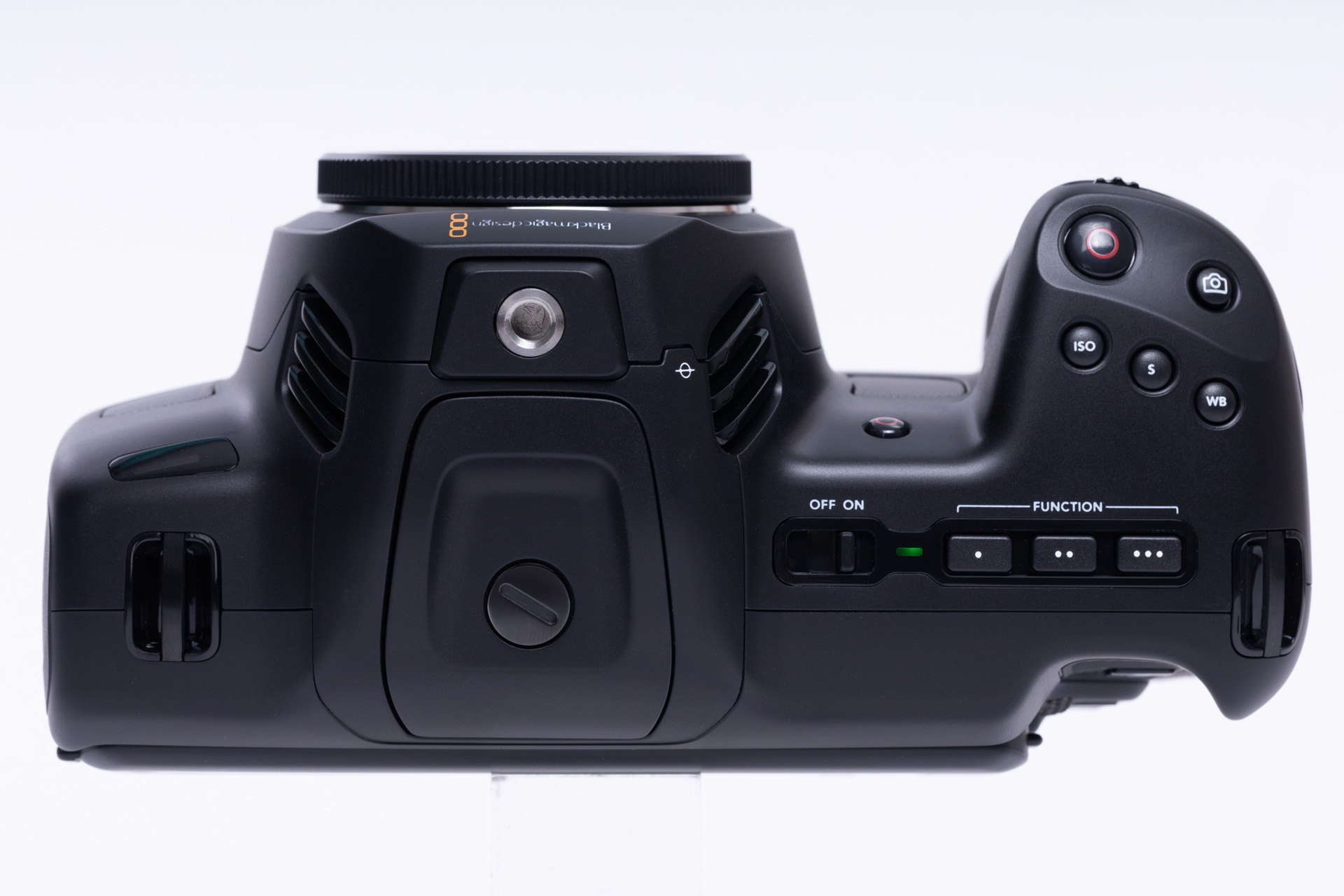 カメラ上面。スチルカメラのシャッターボタン位置にRecボタン、その右にスチル撮影ボタンを装備。さらにその下には撮影パラメーター変更のダイレクトボタンが3つ、FUNCTIONボタンが3つ並ぶ。タッチパネルが主体の操作系だが物理ボタンの大切さも忘れられていない