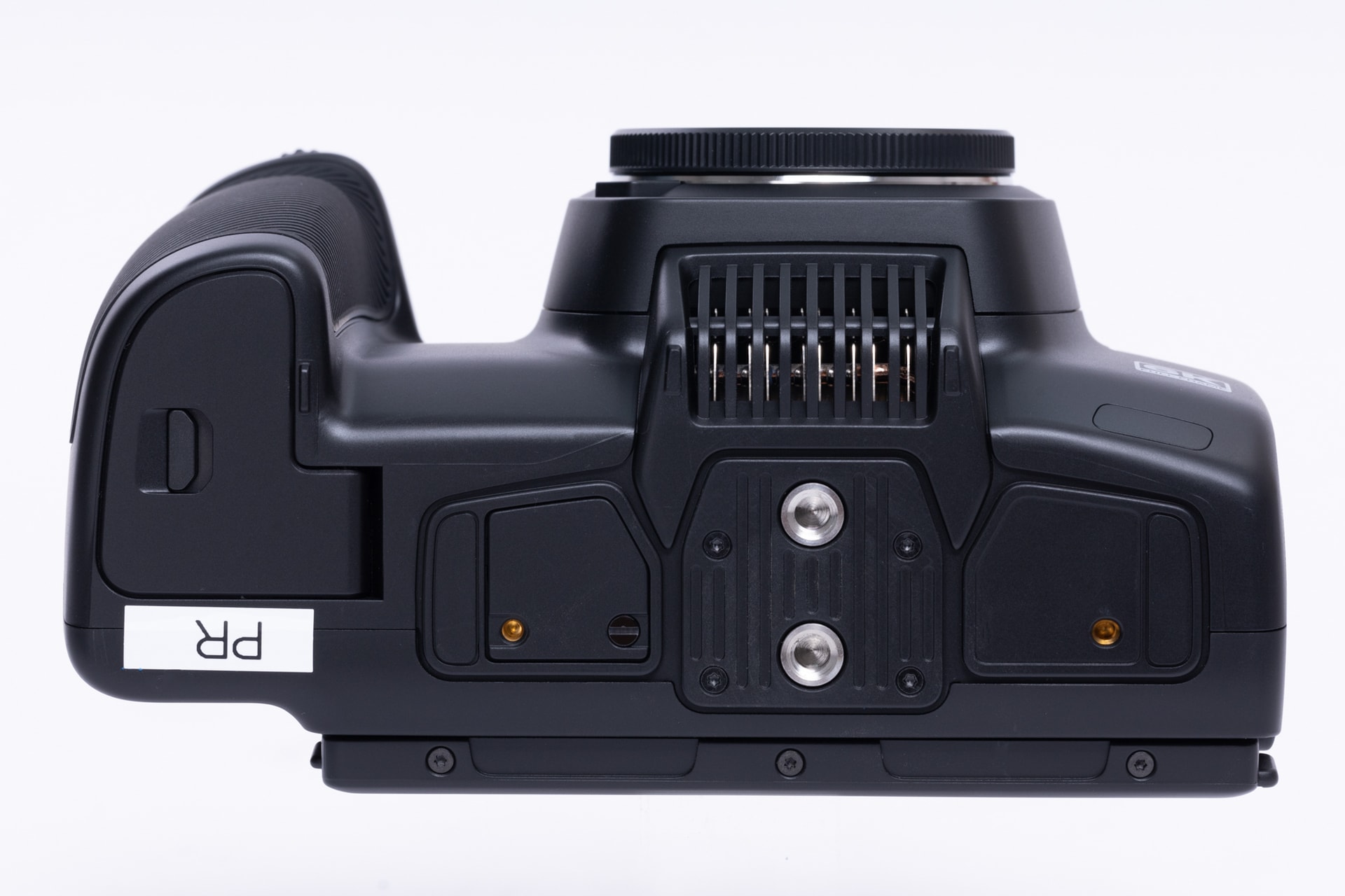 底面には、マウントポイント（三脚などの取り付けネジ穴）が二つ用意されている。ビデオ三脚特有の回転どめのボスを挿すことも出来るし、ネジ2本でがっちり止めることも可能だ