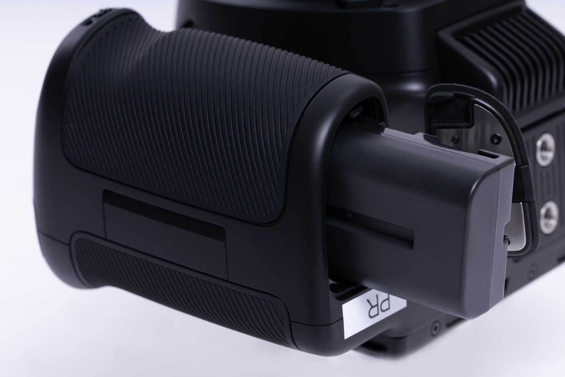 バッテリーはソニー「NP-F570」互換のものを採用。昨年ごろまでBlackmagic製の同バッテリー容量は3,500mAhだったが、本モデル付属の新型は3,350mAhに若干、容量が落とされてしまっている。こちらのバッテリーでおよそ1時間の収録が可能だ