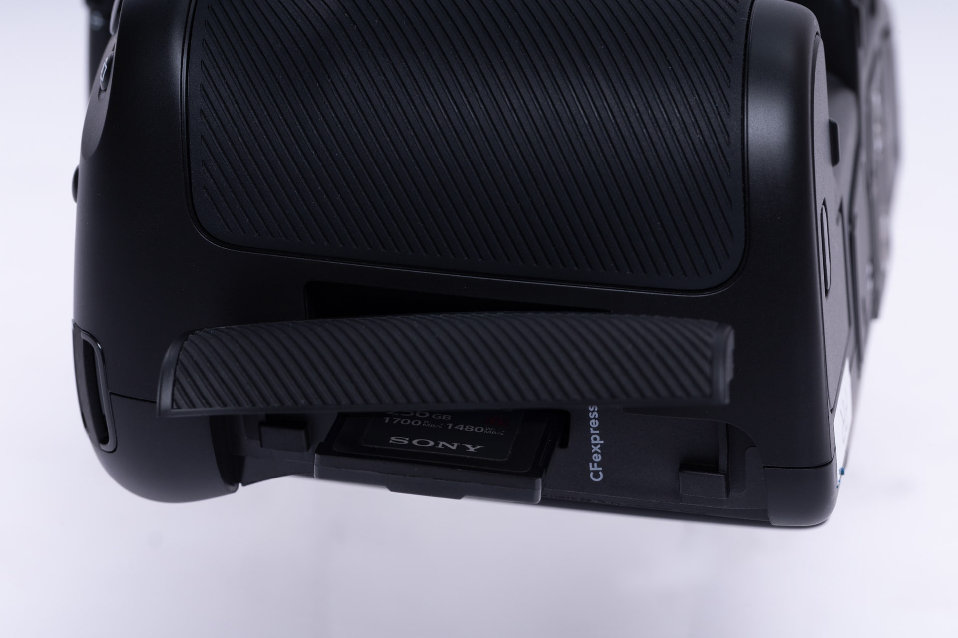 内蔵メモリースロットは、CFexpress Type Bを採用。これまではCFast 2.0とSDカードのダブルスロットだったが実質的な書き込み速度と普及度、求めやすさなどの点からこの変更は嬉しい。また、さらに長時間録画とコストパフォーマンスを求める向きは、USB Type-C端子にポータブルのSSDを直接繋げば録画できるというのも便利な点