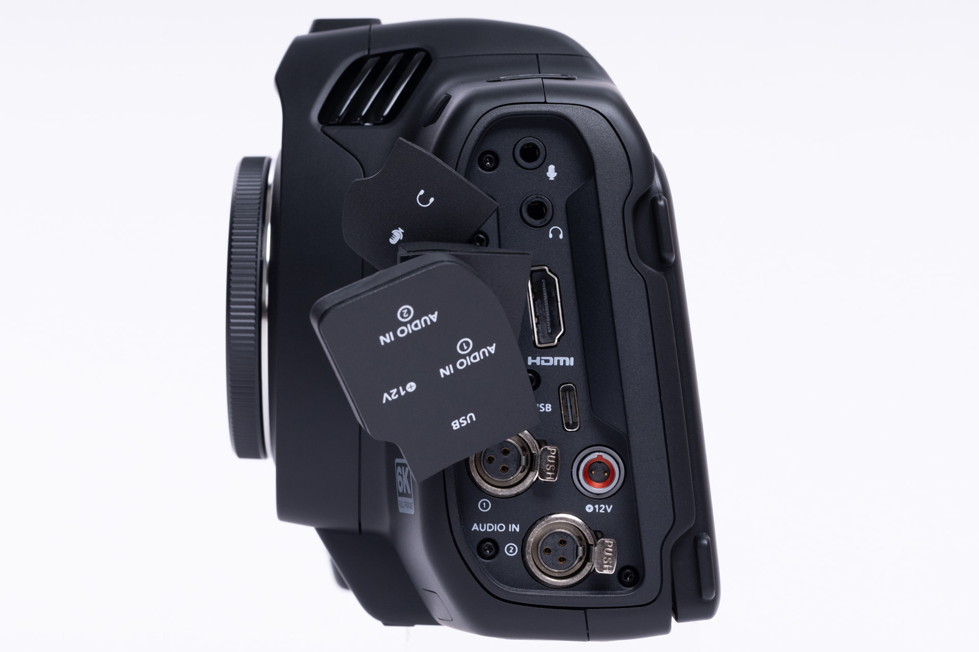 入出力は1か所に集中配置。上から3.5mmのステレオマイク端子、ヘッドフォン端子、USB Type-C端子、HDMI端子、ロック付き電源端子。音声入力端子はミニXLR端子を2系統で、業務用マイクを長いケーブルで繋いでもノイズ混入が少ない