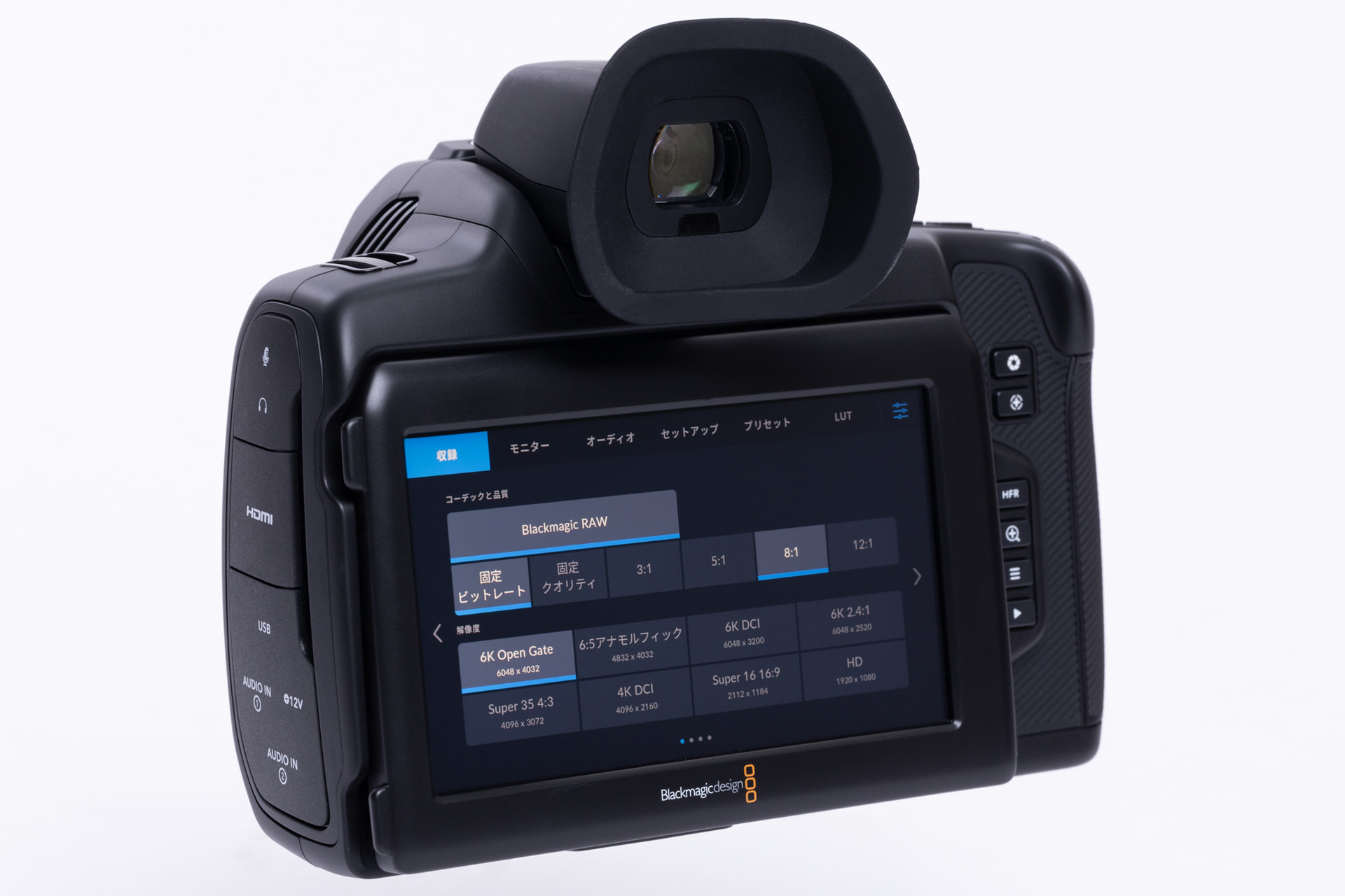 使いやすいタッチメニュー画面。設定項目はとても多いのだが、よく整理されたレイアウトで迷うことが少ない。本体上部には、別売りの「Blackmagic Pocket Cinema Camera Pro EVF」（7万9,980円）を装着している