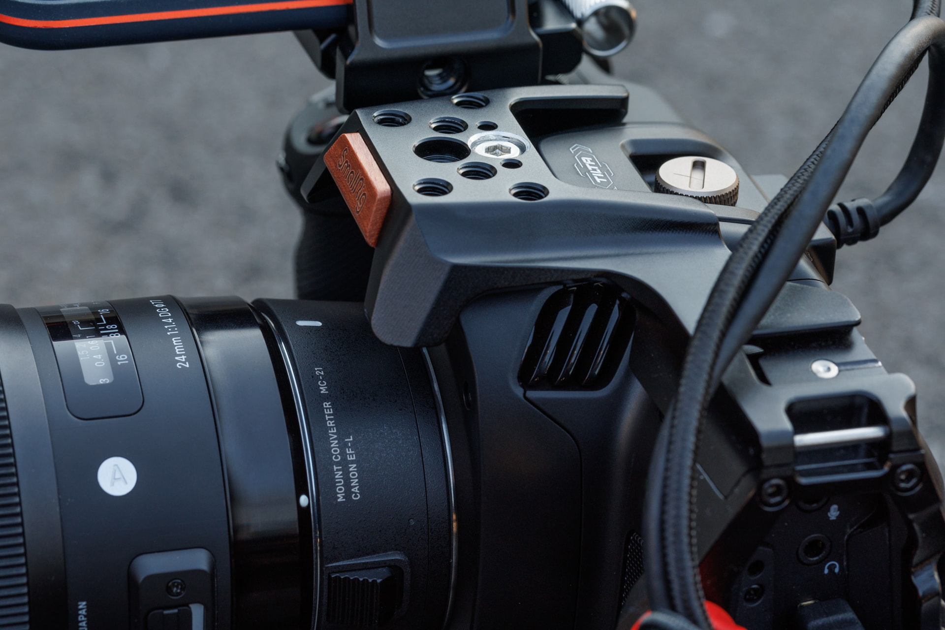 SmallRig製の「BMPCC 6K Pro/G2用フルケージ3270B」を装着したところ。天面のネジ穴の位置が違って穴を少し広めにえぐらないとねじ止めできない点と、ペンタ部のガードが少し前方にはみ出すところがジャストフィットとは言えない点だ