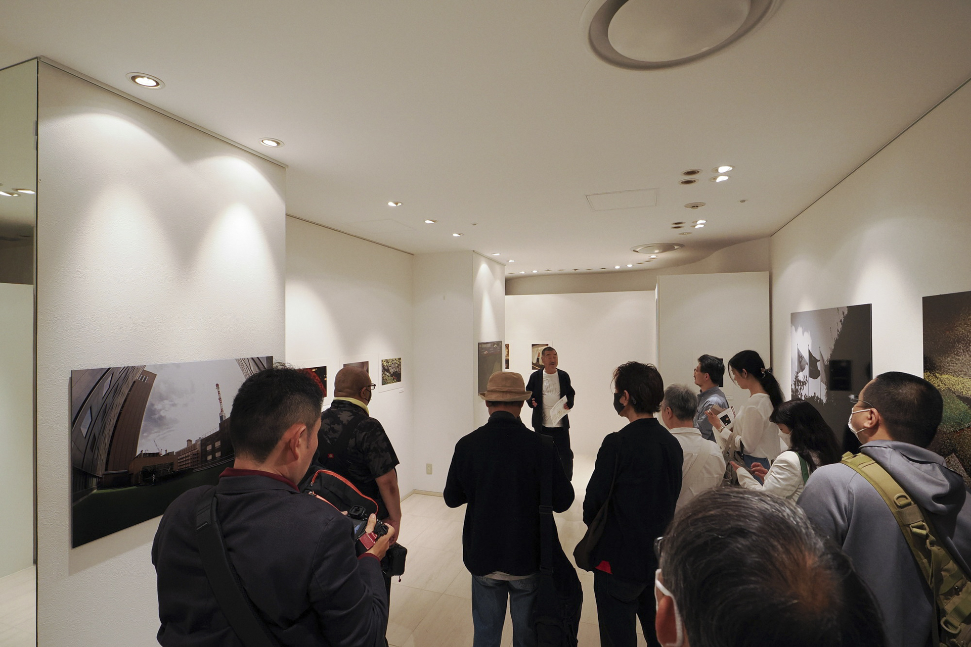 少人数で私が作品を説明しながら写真展会場と帝国ホテルプラザ内を歩くフォトウォークを2度開催した