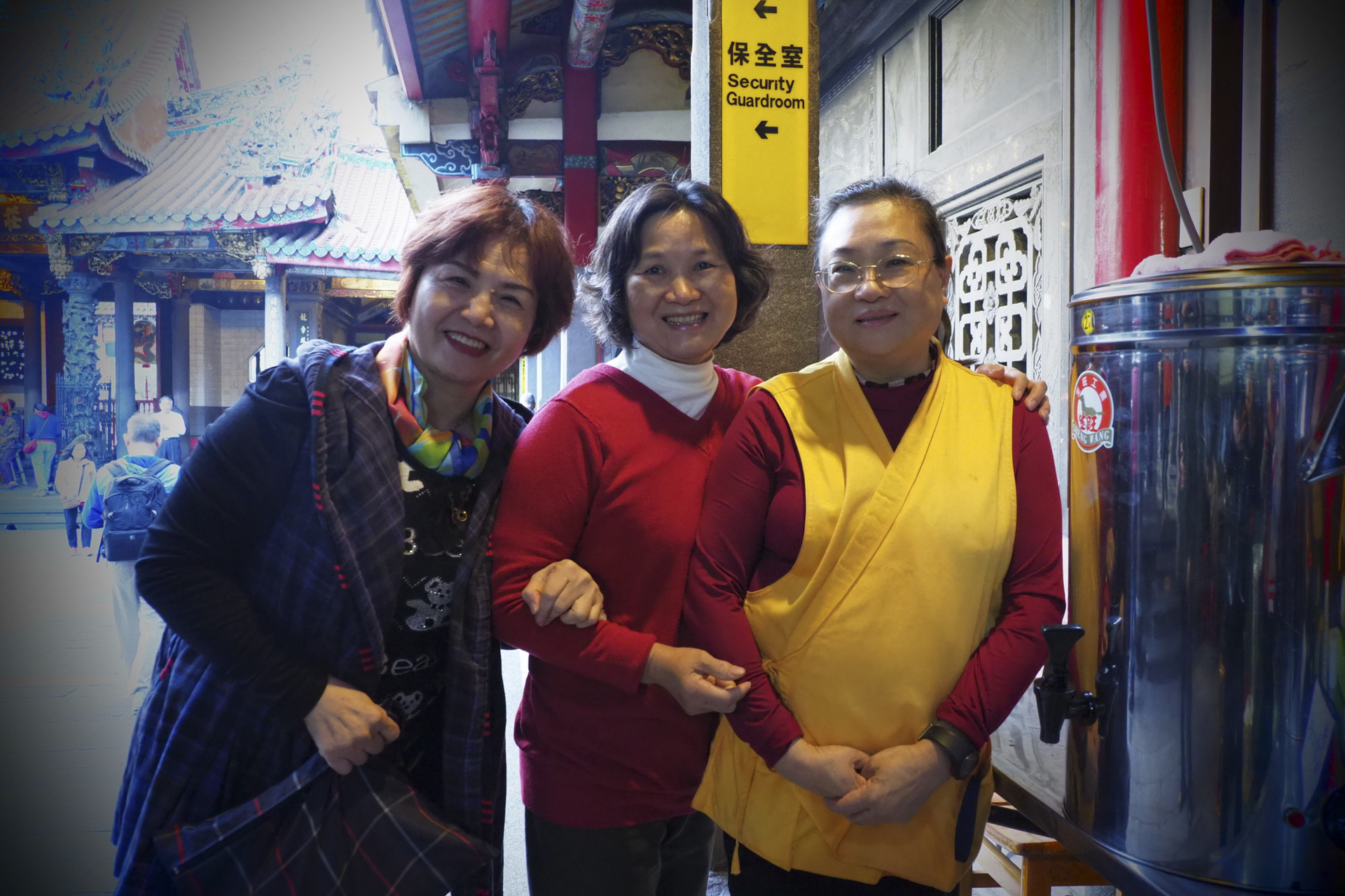 台湾 龍山寺にて、いつも優しく私を迎えてくれる人たち（2016年12月撮影）