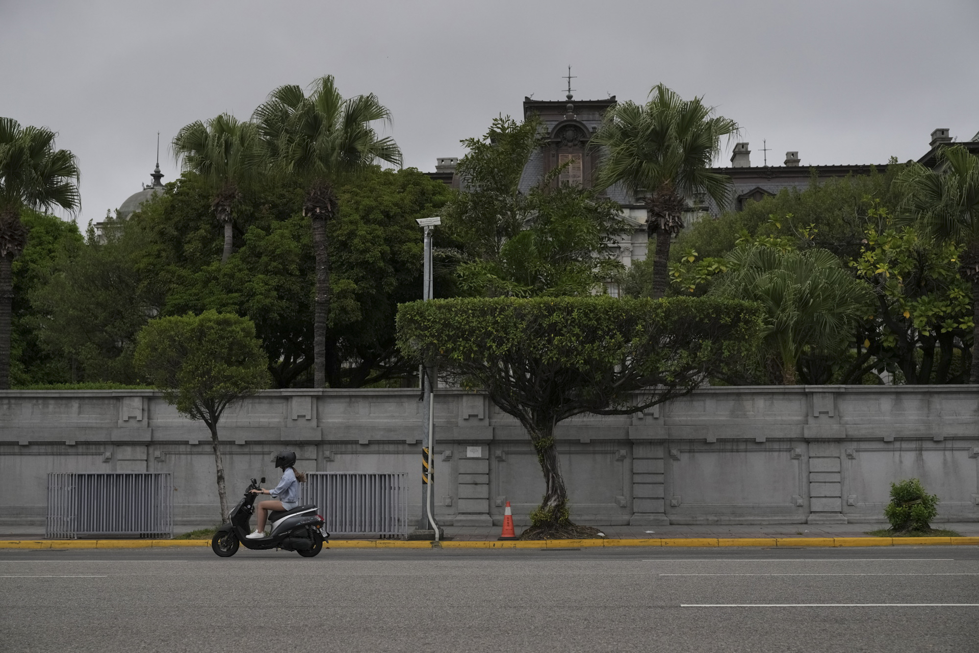 タクシーの車内から撮影した台北賓館。この石塀の向こうには立派な建物が建っている