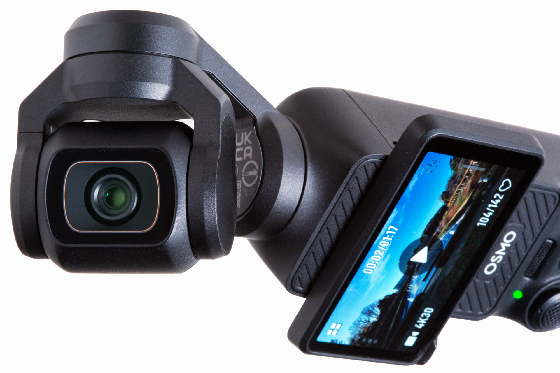 小型のジンバルにカメラを乗せたスタイルのOsmo Pocket 3。カメラが動いてブレを軽減する仕組みのため、昼夜問わずに同じ精度でブレの補正が行える