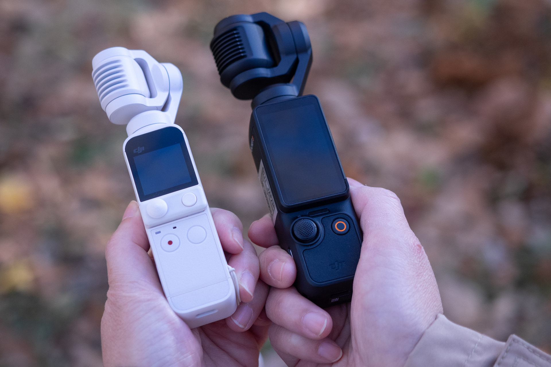 Pocket 3（右）とPocket 2（左）。Pocket 3はジンバルに乗るカメラが1型イメージセンサーになったため、必然的に大型化。それを支えるジンバルも大きくなり、その結果スティック状の本体もPocket 2より大きくなっている