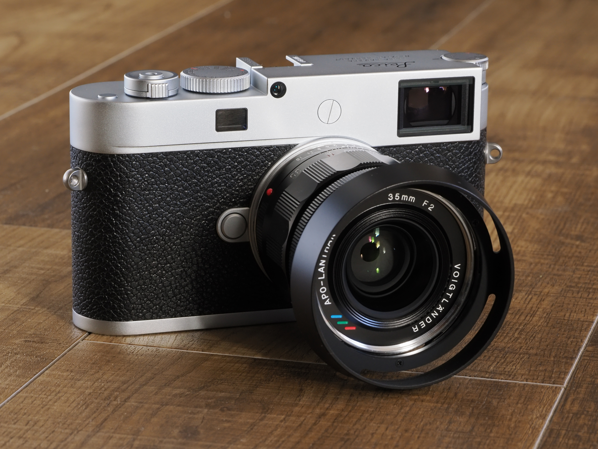 ブラックペイント信奉者だった私だけど、人間は変わることができます。現行ライカ純正レンズの新型をライカM11-Pと同時に調達するのはさすがに厳しく。最近はシルバー鏡筒のレンズが欲しいのですが、どうでしょうか