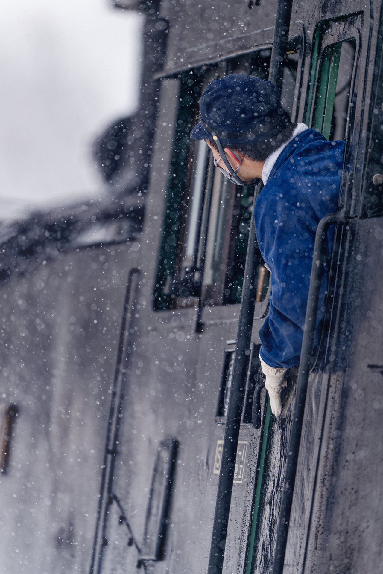 レインカバーを忘れ、雪まみれになりながら撮影した「SL冬の湿原号」です。カメラとレンズは無事でしたが、本人は風邪を引きました<br>Z 9／AF-S NIKKOR 400mm f/2.8G ED VR／マニュアル露出（1/800・F2.8）／ISO 400／WB：5400K