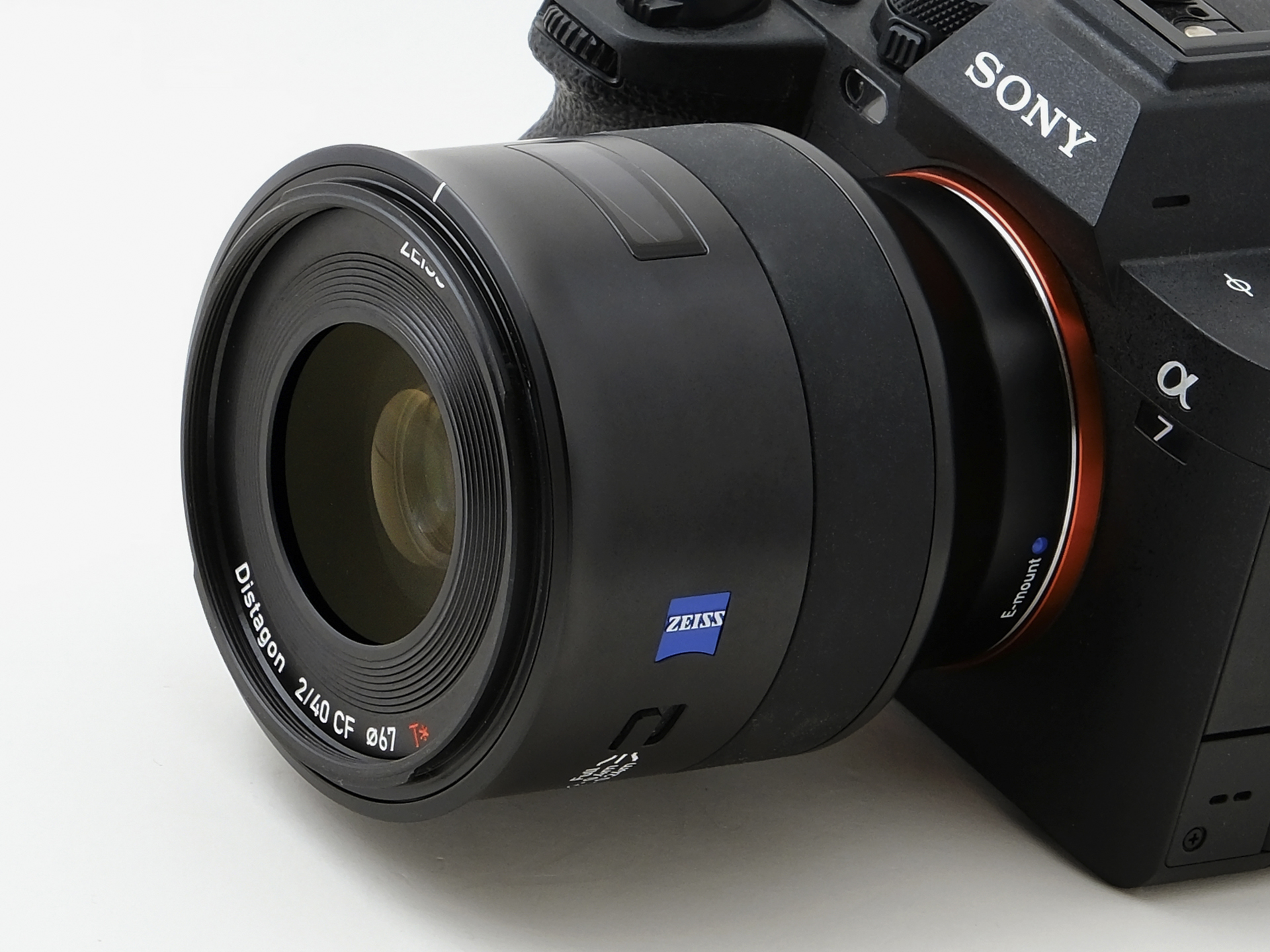 ZEISS Batis 2/40 CF。実勢価格は19万8,000円前後（税込）。装着ボディはα7 IV