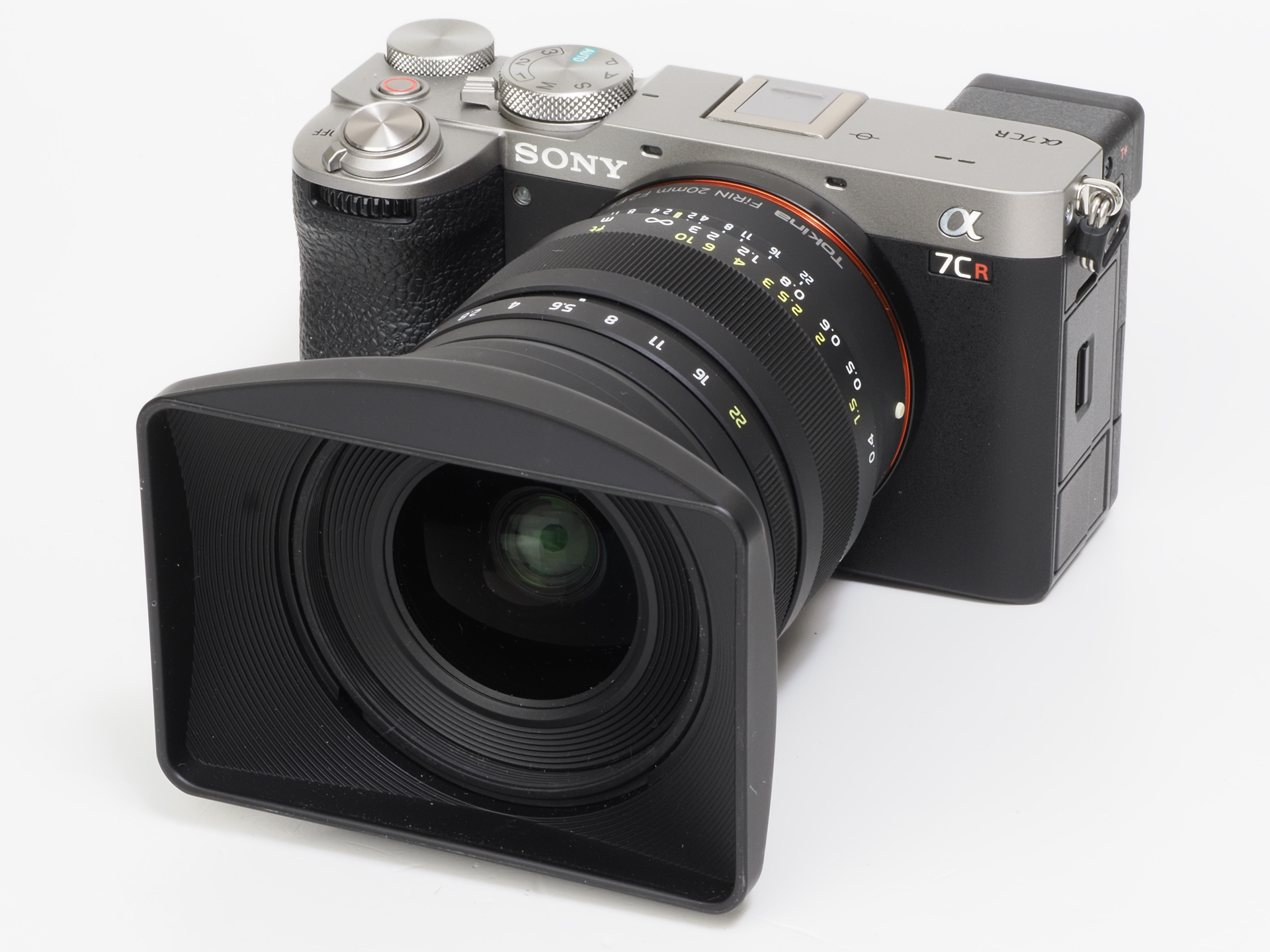 一昔前ならスーパースペックのレンズですね。本レンズはMFですが、電子接点がありますのでα7CRとの電子的なやり取りはバッチリです。フォーカシングすると像拡大は行えますが、被写界深度が深いので日中晴天下の今回はすべて目測撮影しちゃいました。少々大きめのレンズですが、デザイン的に良いし、角型のフードも決まっています